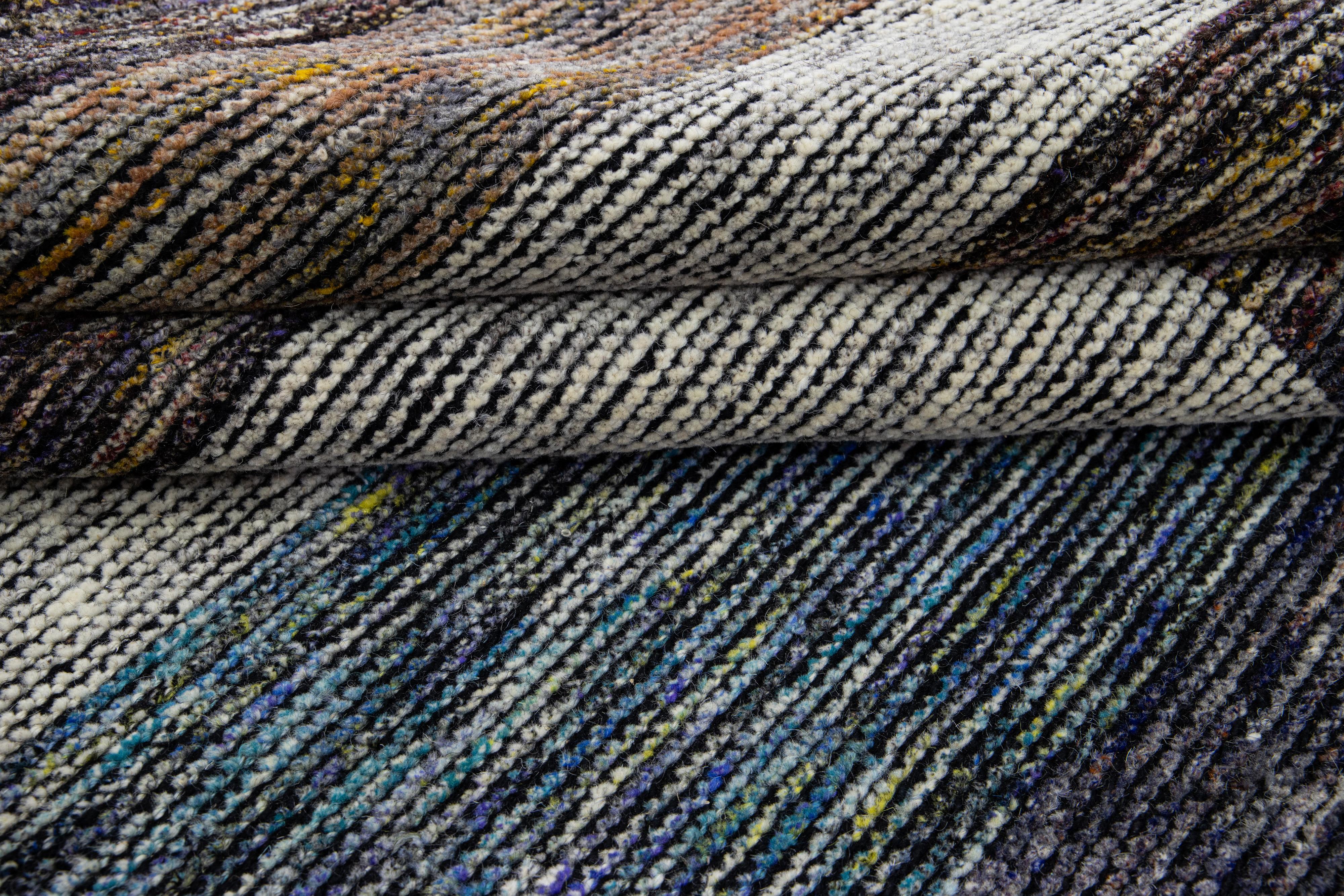 Wunderschöner moderner handgeknüpfter Wollteppich aus der Safi-Kollektion von Apadana mit einem erdigen Farbfeld. Dieser moderne Teppich hat blaue, graue und braune Akzente ein wunderschönes Layout abstraktes Design.

Dieser Teppich misst: 9'2