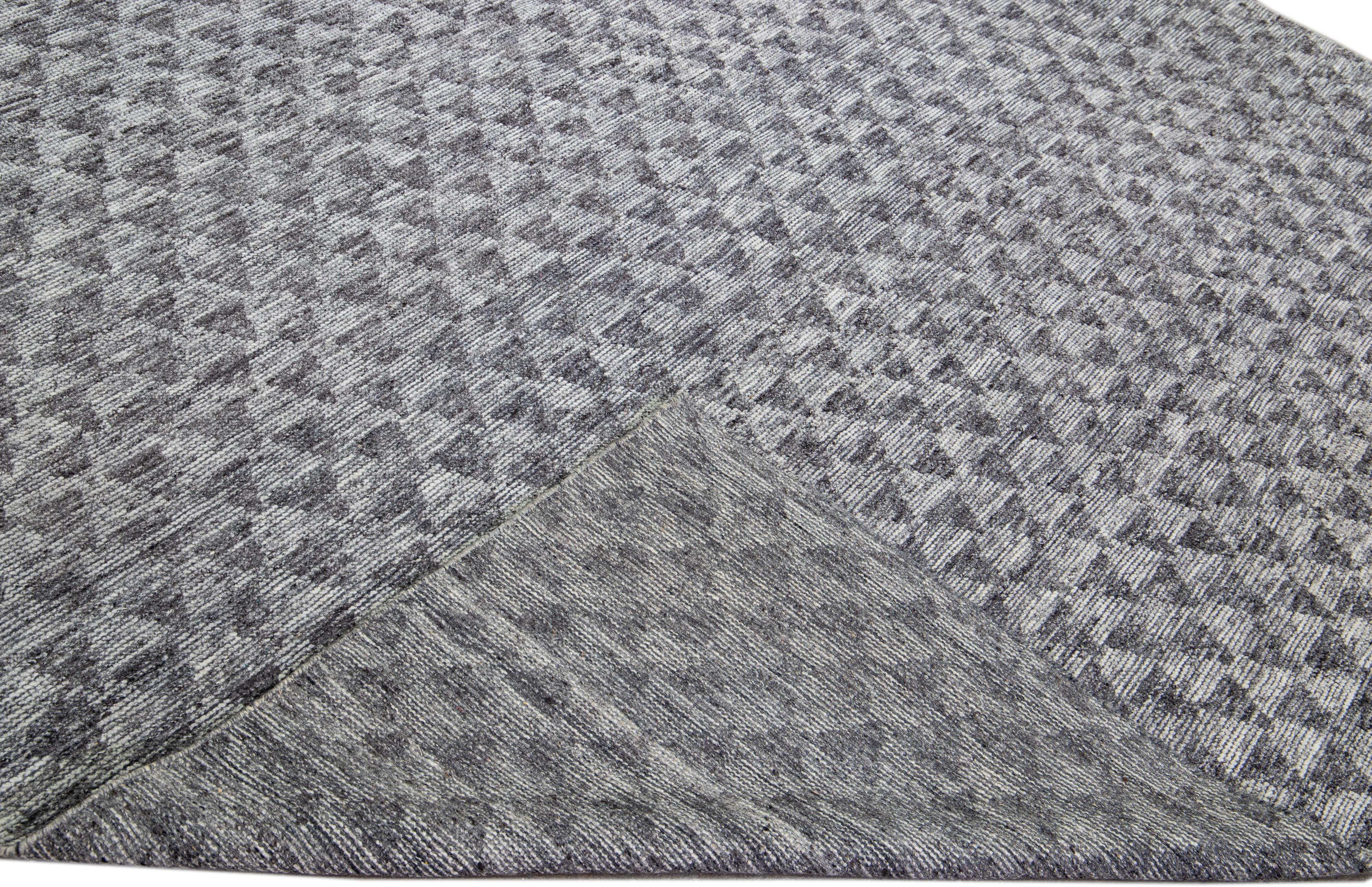 Bellissimo tappeto moderno in lana annodato a mano della Collezione Safi di Apadana con campo grigio. Questo tappeto moderno presenta accenti grigi in uno splendido disegno geometrico all-over.

Questo tappeto misura: 9'3