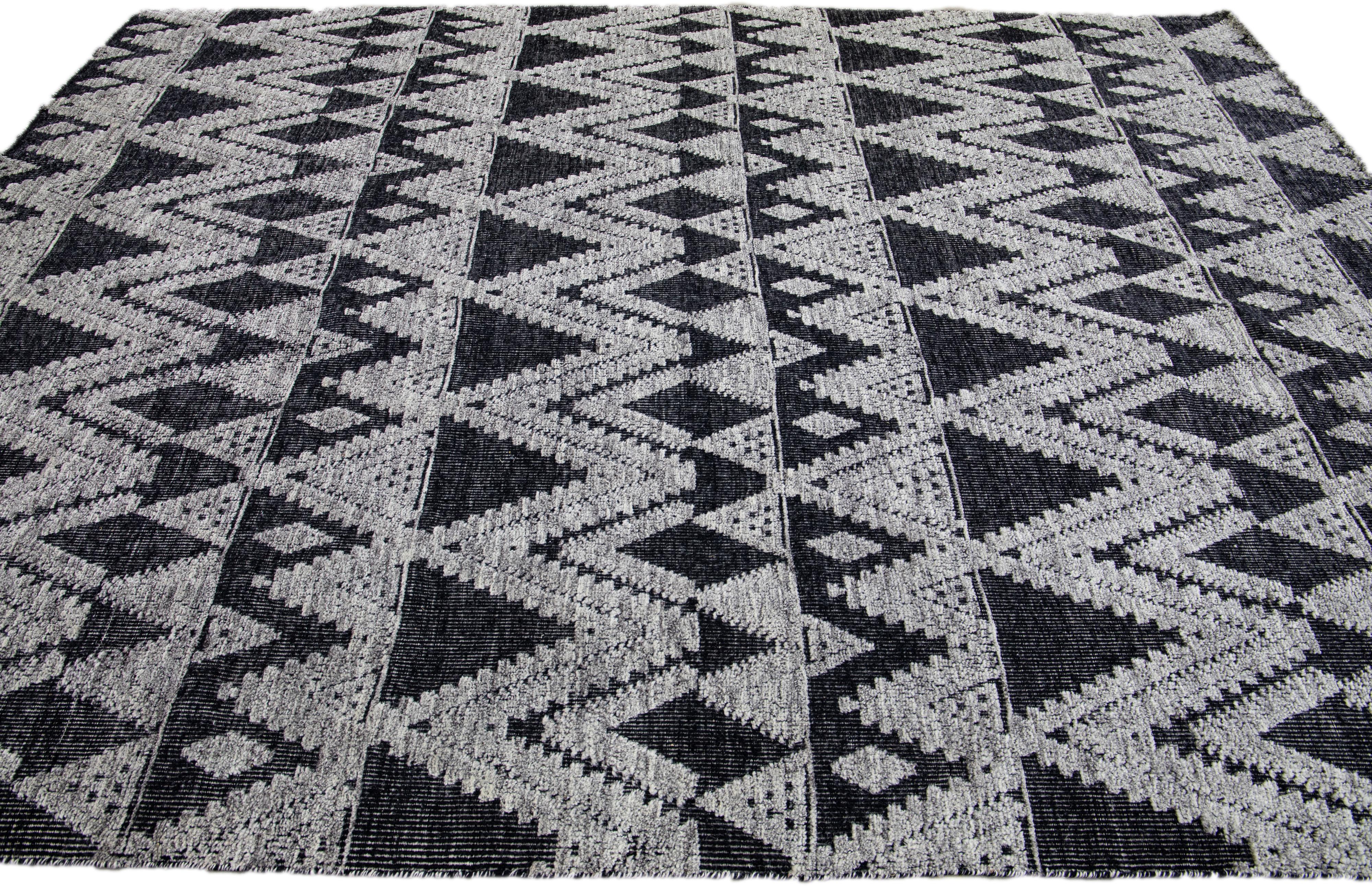 Indian Modern Apadana's Safi Collection Handmade Charcoal and Gray Designed Wool Rug For Sale