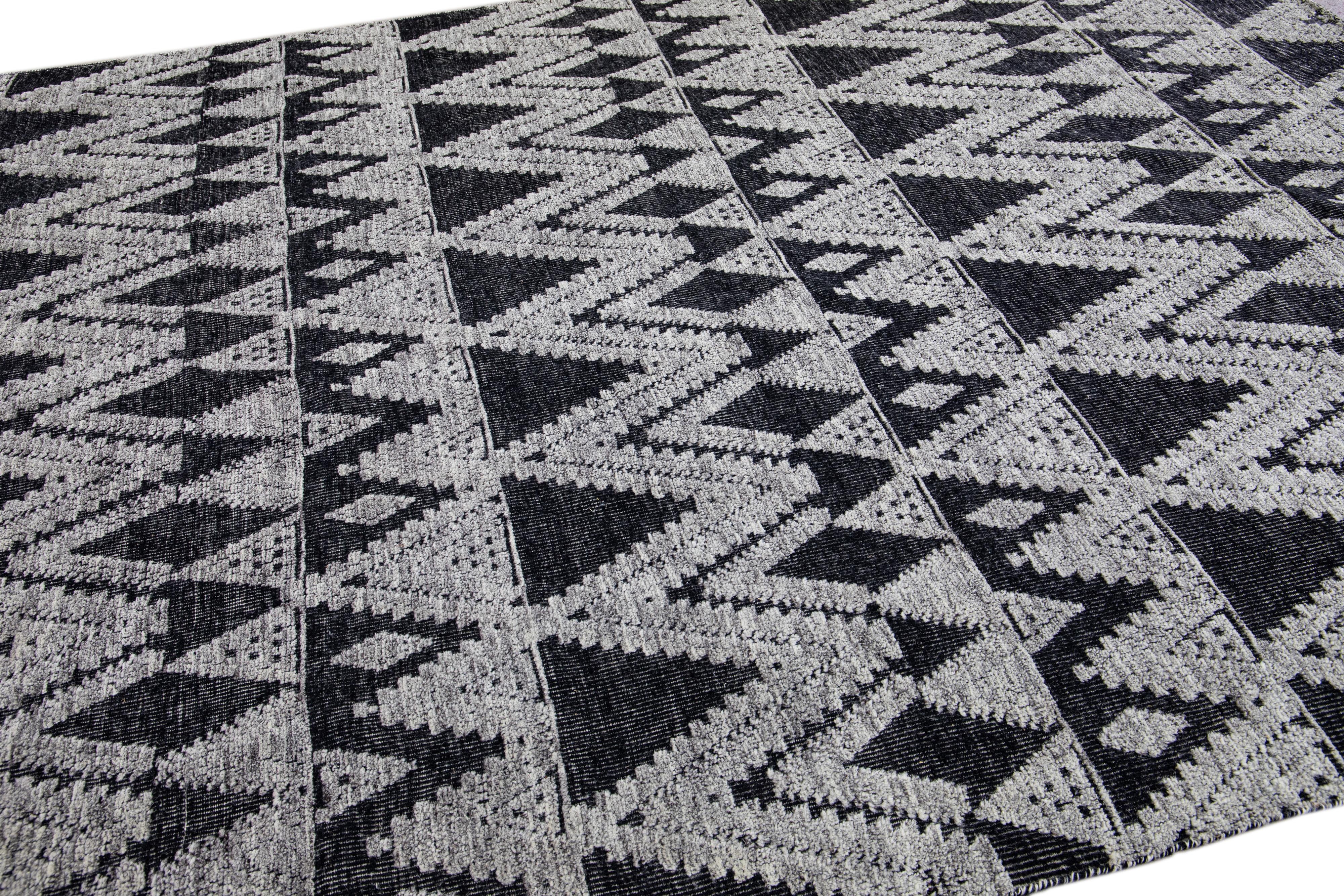 XXIe siècle et contemporain Tapis Safi de la collection moderne Apadana fait à la main, design gris anthracite et anthracite en vente