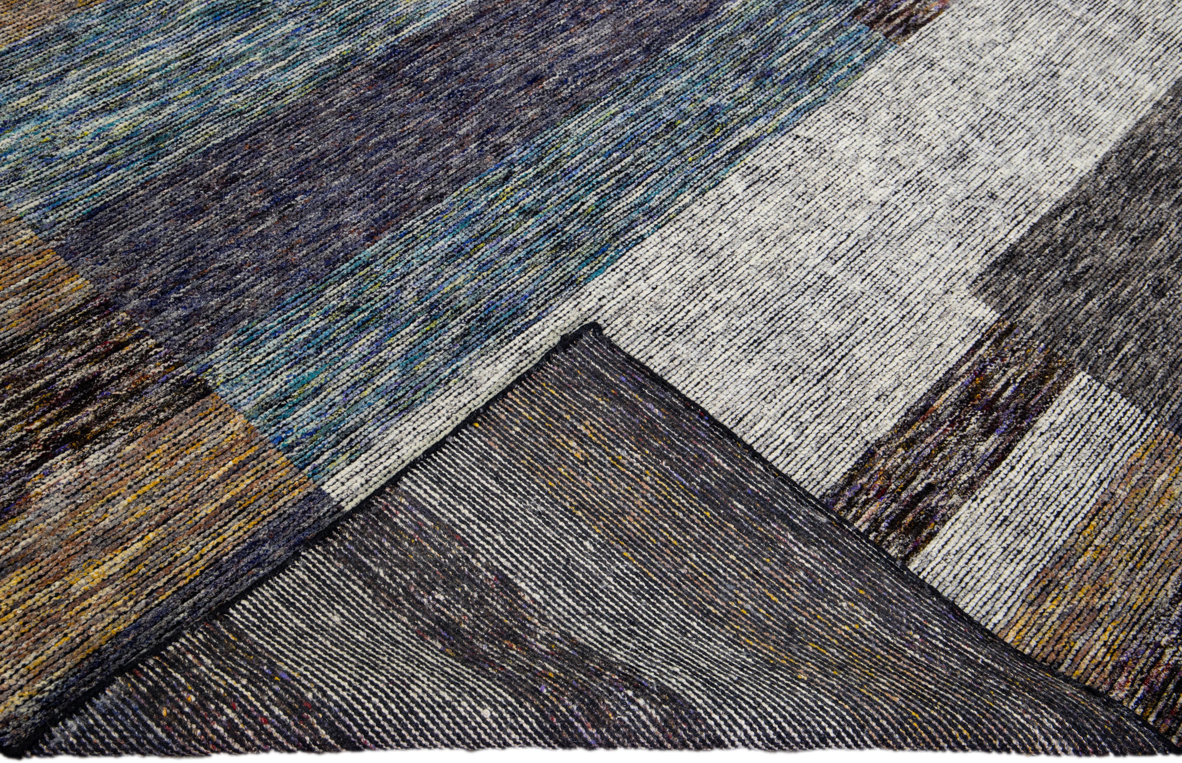 Wunderschöner moderner handgeknüpfter Wollteppich aus der Safi-Kollektion von Apadana mit einem erdigen Farbfeld. Dieser moderne Teppich hat blaue, graue und braune Akzente ein wunderschönes Layout abstraktes Design.

Dieser Teppich misst: 9'2