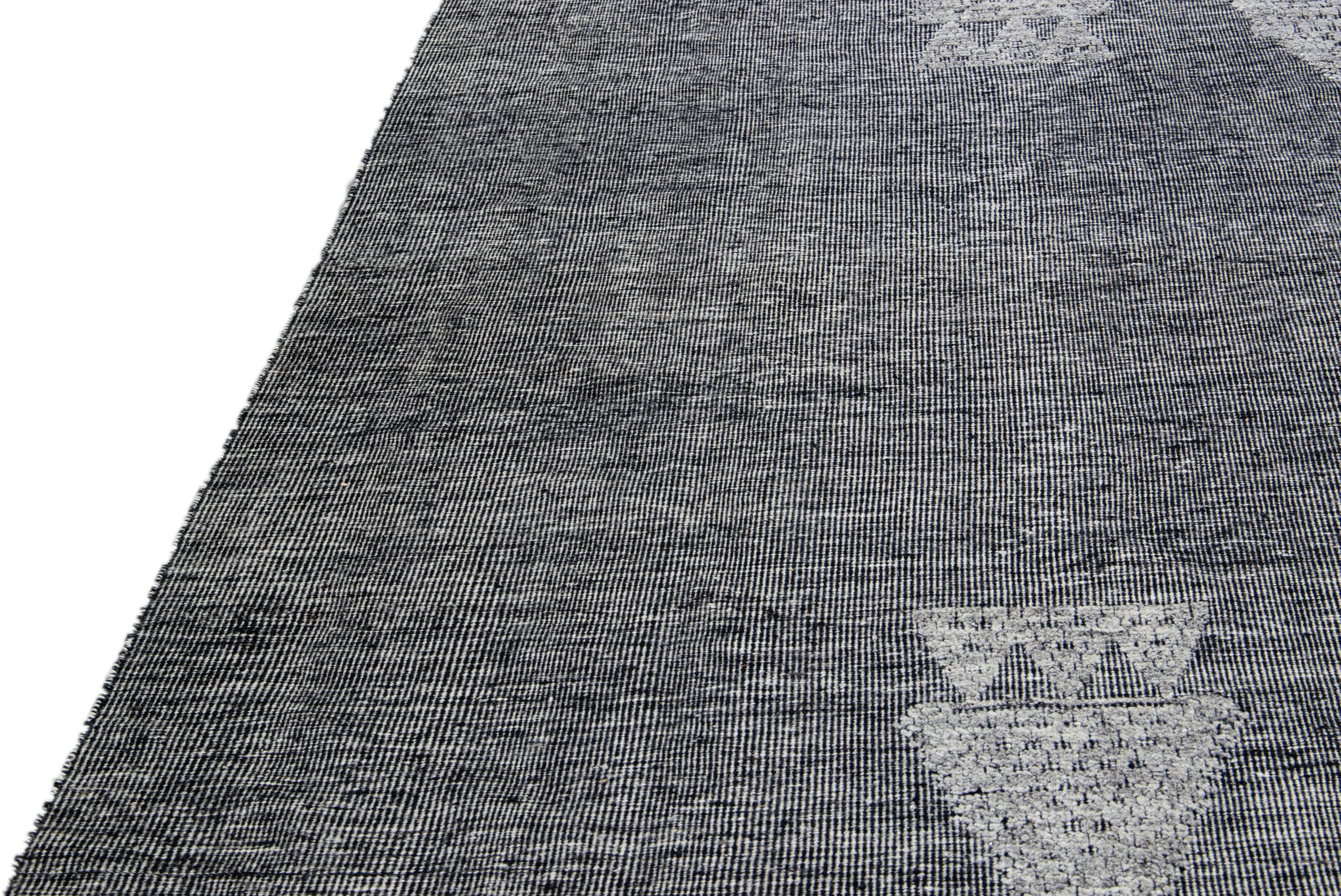 Modern Apadana's Safi Collection Handgefertigter Wollteppich mit grauem Design (Indisch) im Angebot