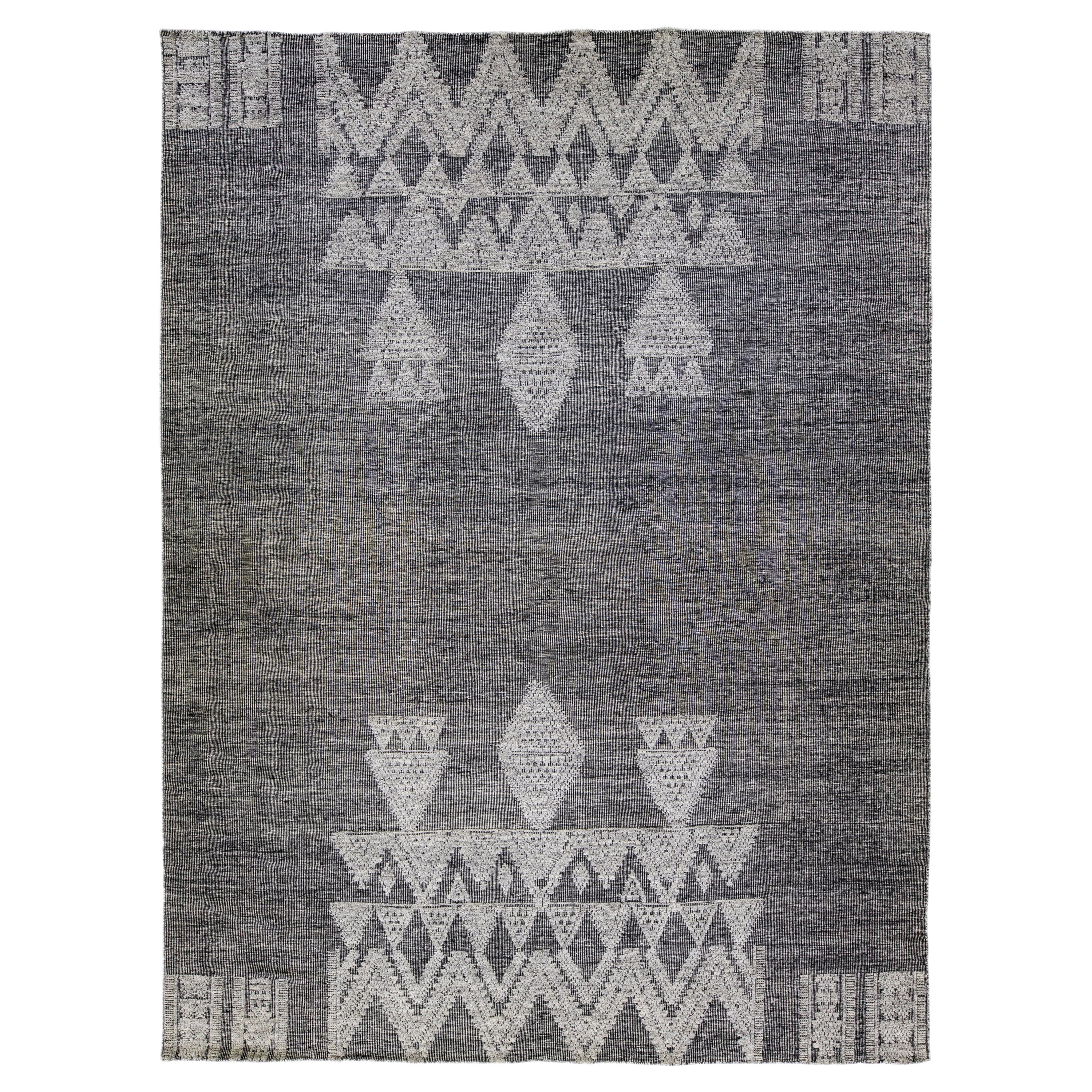 Modern Apadana's Safi Collection Handgefertigter Wollteppich mit grauem Design im Angebot