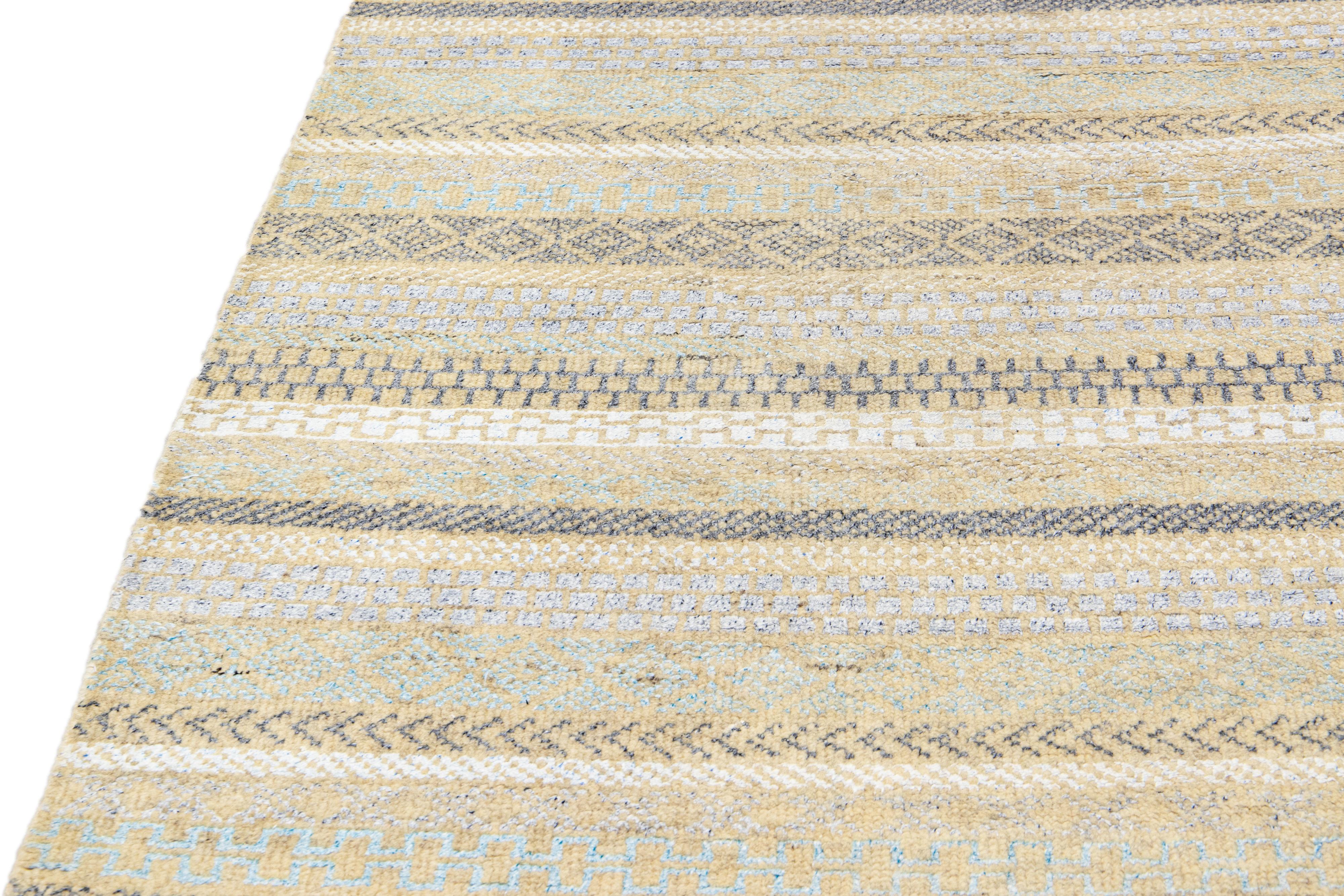Moderne Tapis en laine moderne de la collection Safi d'Amadana, fait à la main et à motif de rayures en vente
