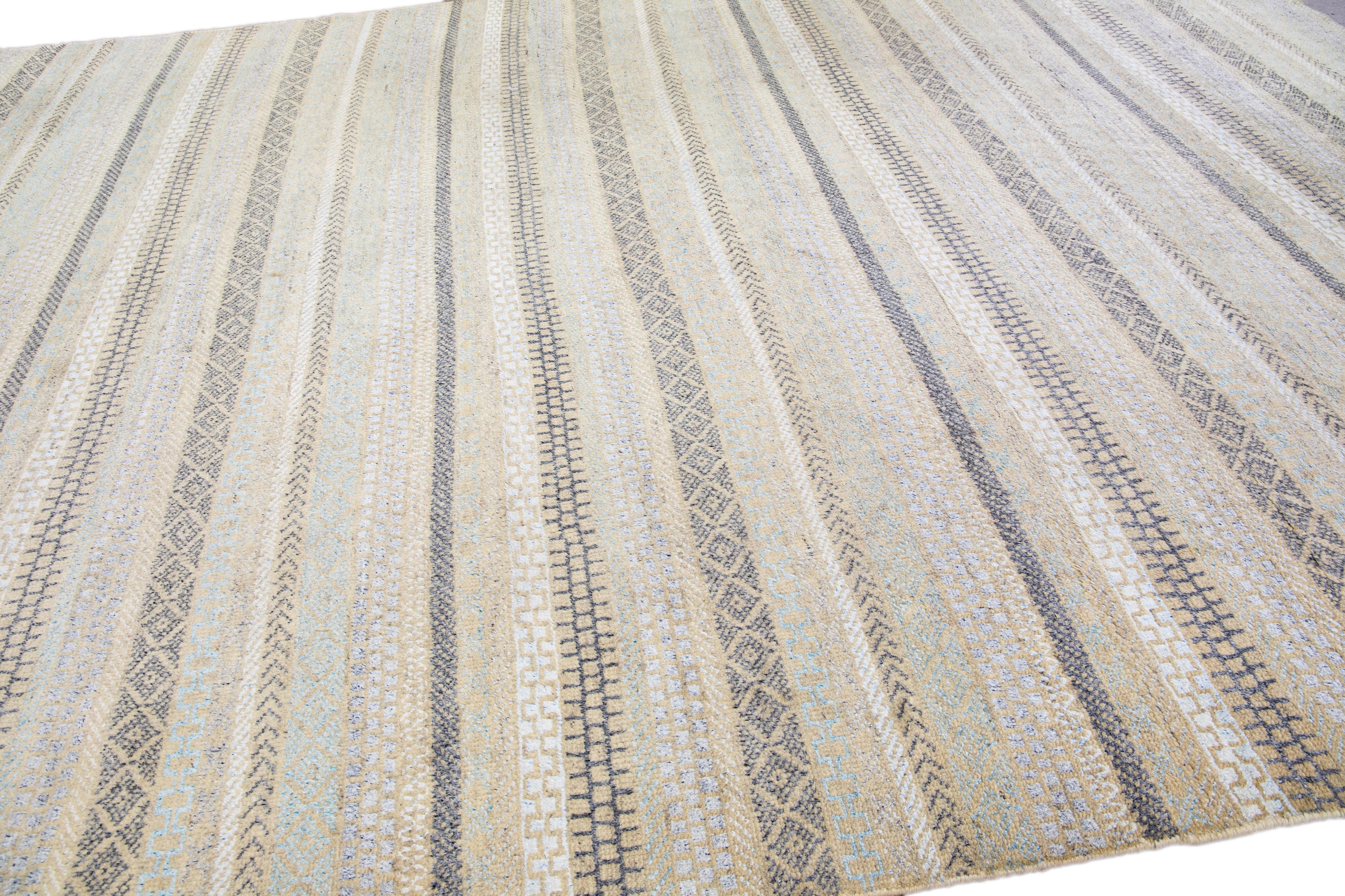 Noué à la main Tapis en laine moderne de la collection Safi d'Amadana, fait à la main et à motif de rayures en vente