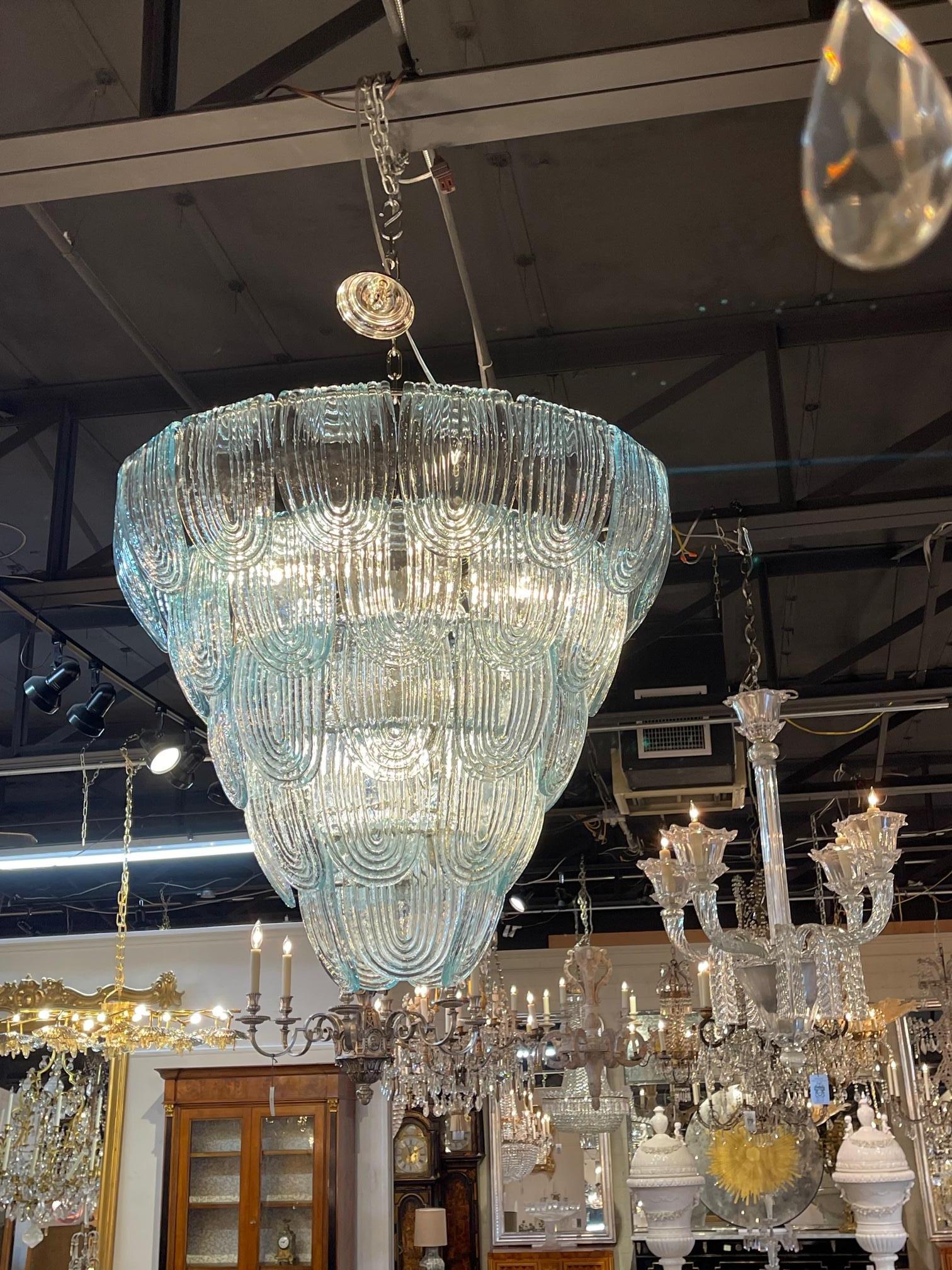 Lampadario moderno a cascata in vetro di Murano blu acqua. Circa 2000. L'artigianato di alto livello, l'attenzione ai dettagli e l'eleganza senza tempo rendono questo capolavoro unico un'aggiunta perfetta all'arredamento di qualsiasi casa.