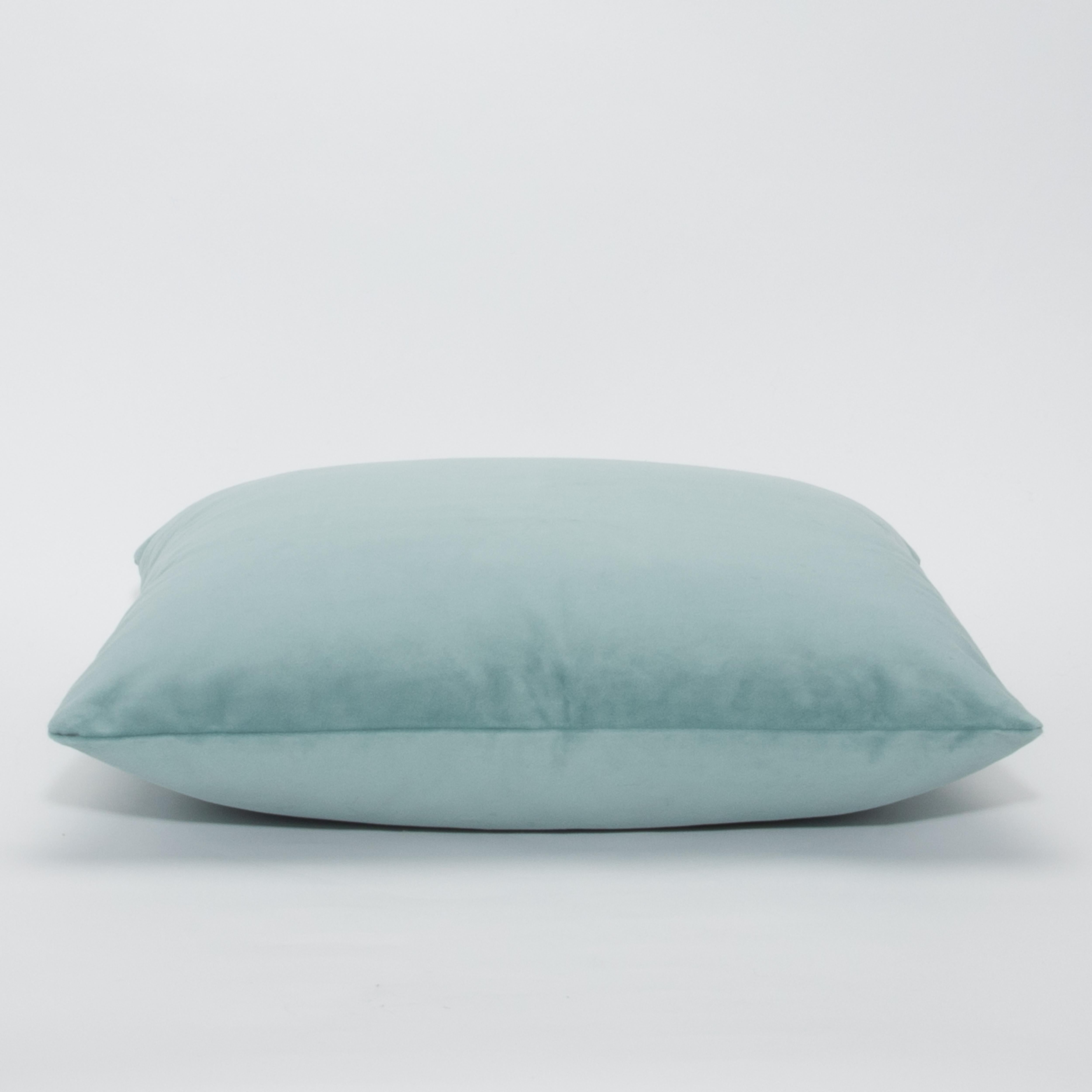 Infondi nel tuo spazio vitale una serena raffinatezza con il cuscino decorativo Modern Aqua Velvet di MOGUL, un lussuoso mix di eleganza e comfort. Il ricco tessuto in velluto color acqua cattura l'essenza della tranquillità, offrendo una tonalità