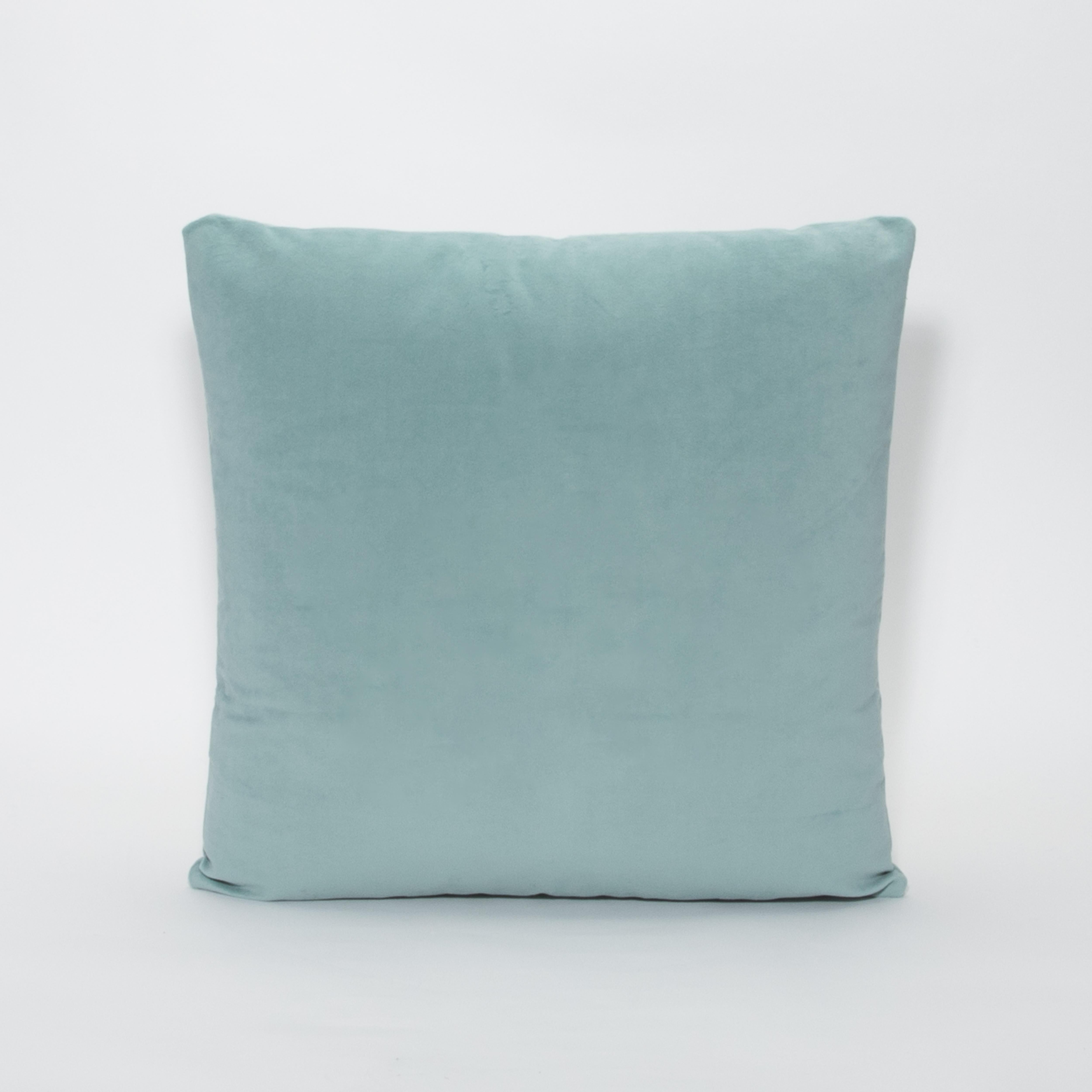Fatto a mano Cuscino decorativo moderno in velluto Aqua di MOGUL in vendita