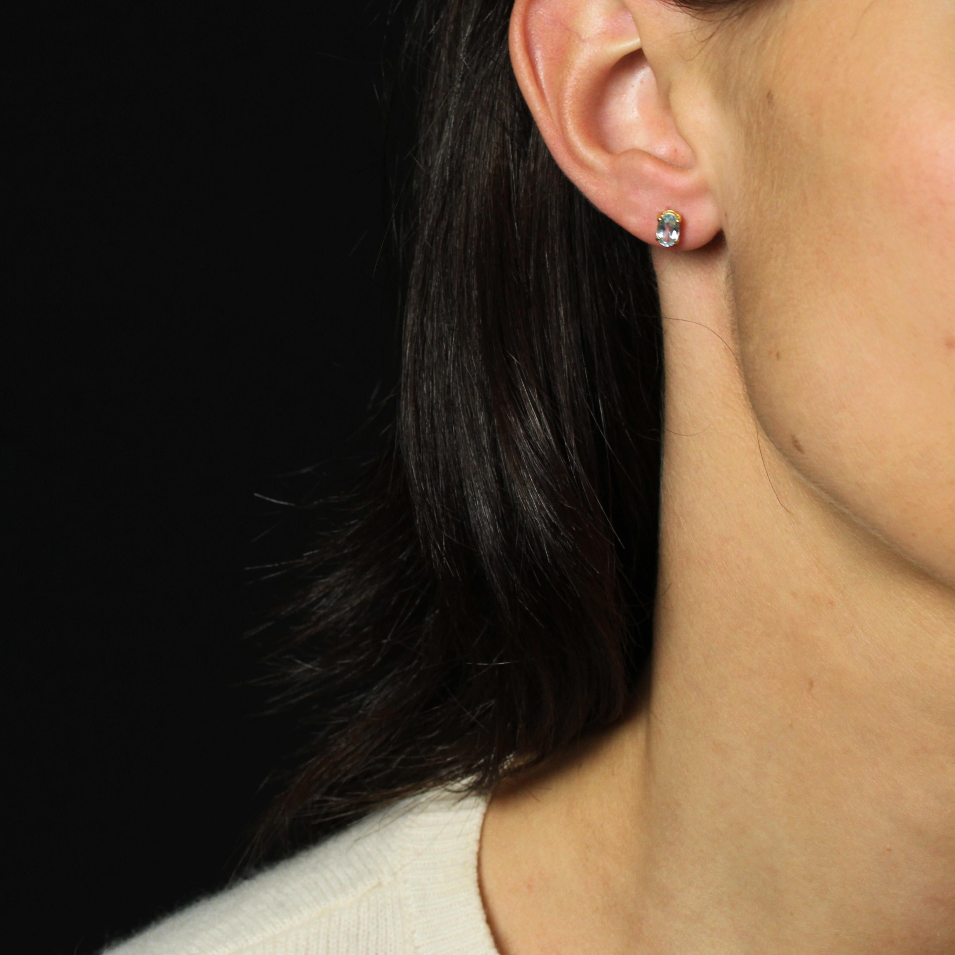 Pour les oreilles percées.
Boucles d'oreilles en or jaune 18 carats.
Ces boucles d'oreilles présentent une aigue-marine ovale maintenue par 4 griffes. Le fermoir est un papillon.
Hauteur : 6 mm environ, largeur : 4 mm environ, épaisseur : 3,4 mm