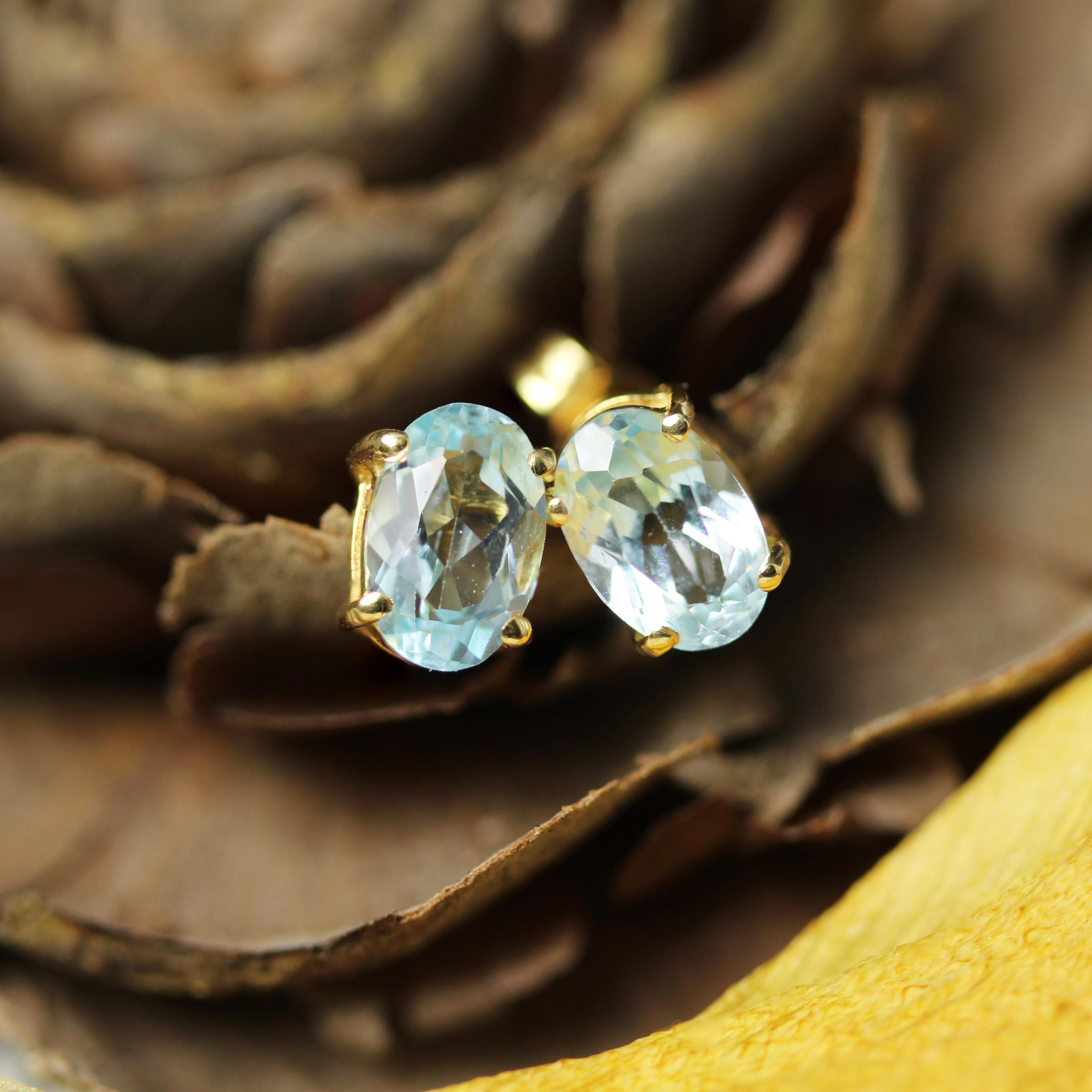 Moderne Clous d'oreilles modernes aigue-marine en or jaune 18 carats en vente