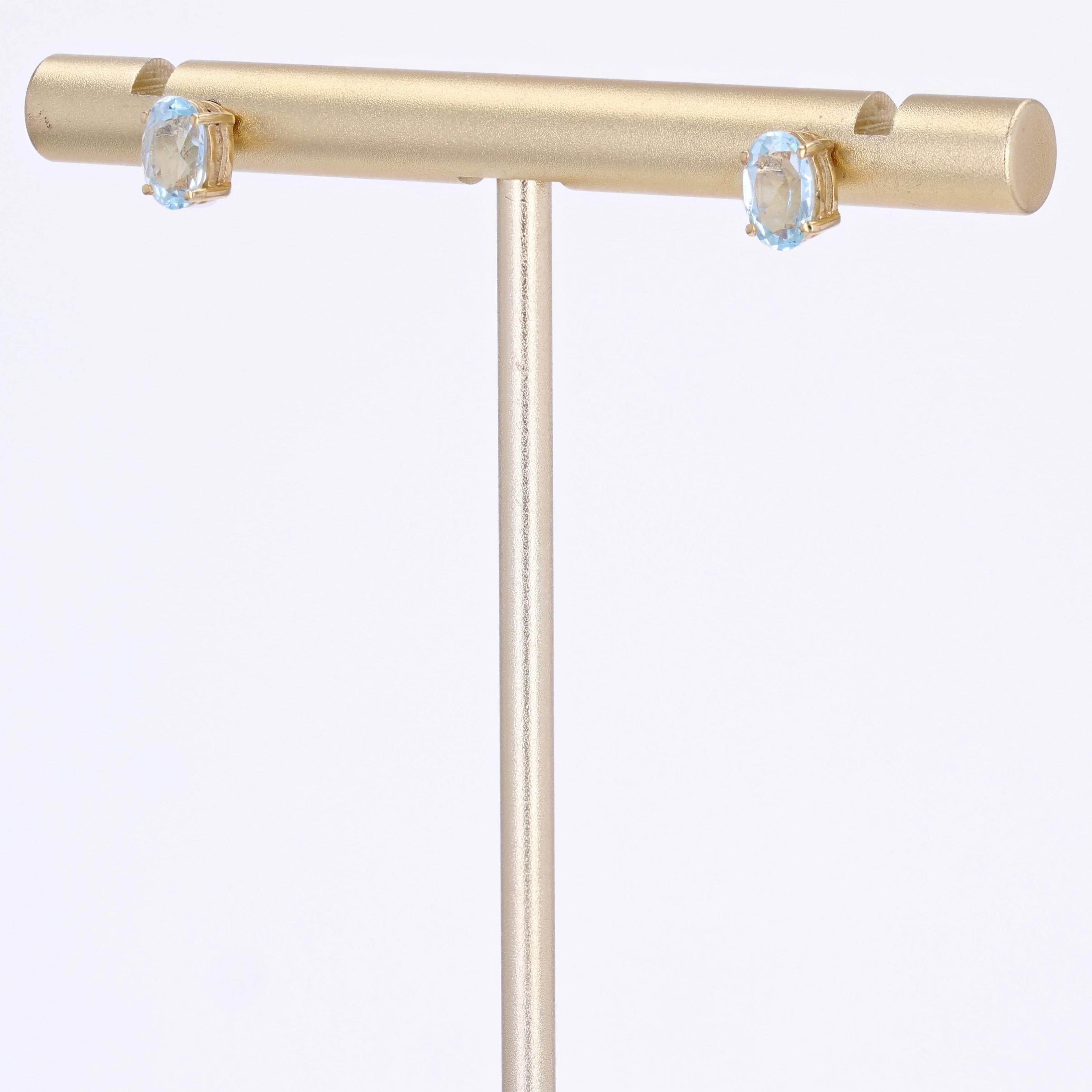 Taille ovale Clous d'oreilles modernes aigue-marine en or jaune 18 carats en vente