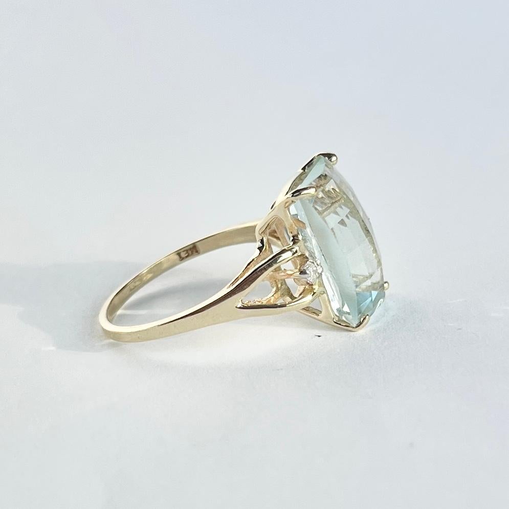 Der wunderschöne Aquastein in diesem Ring ist hell und hat einen 4pt Diamanten auf beiden Seiten. Der Aqua misst etwa 6,5 Karat. Der Ring ist aus 14 Karat Gold modelliert.

Ringgröße: N 1/2 oder 7 
Stein Abmessungen: 14x9mm
Höhe ohne Finger:
