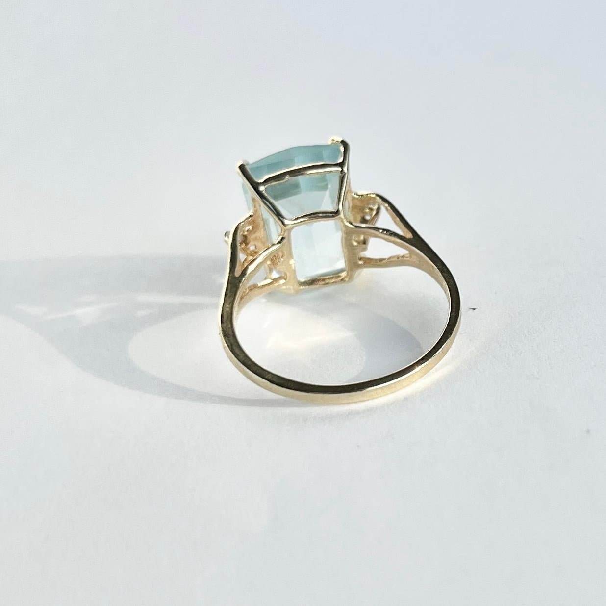 Moderner Ring mit Aquamarin und Diamant aus 14 Karat Gold mit drei Steinen (Smaragdschliff) im Angebot