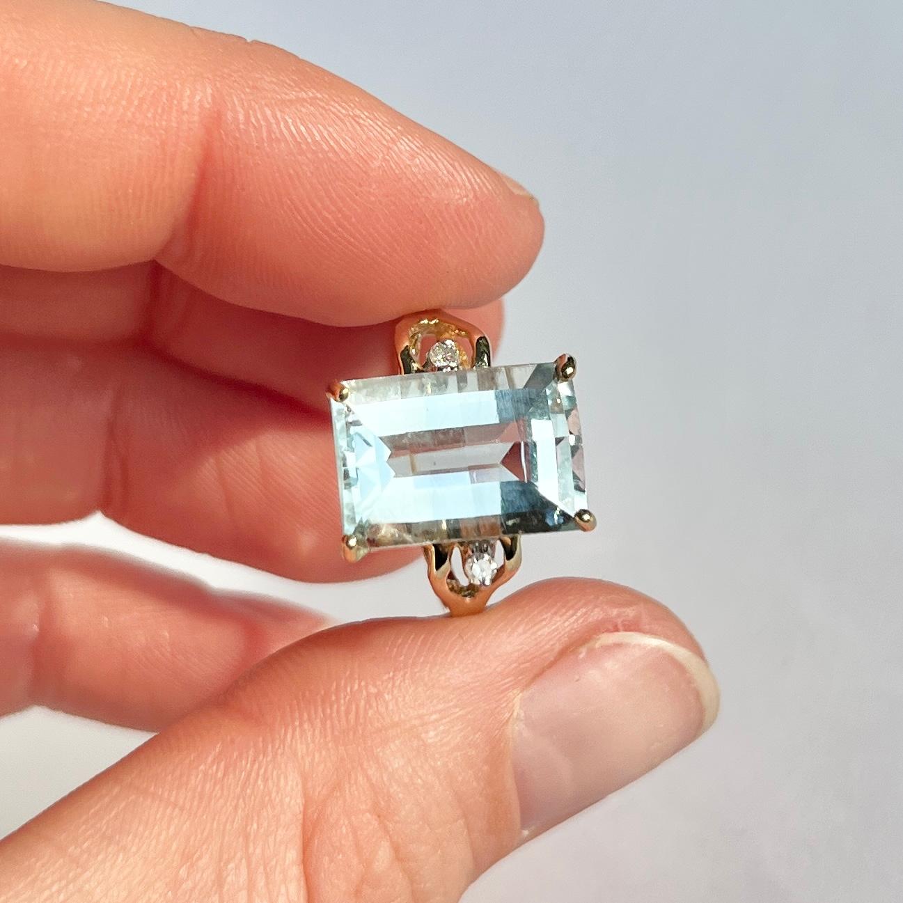 Moderner Ring mit Aquamarin und Diamant aus 14 Karat Gold mit drei Steinen im Zustand „Gut“ im Angebot in Chipping Campden, GB
