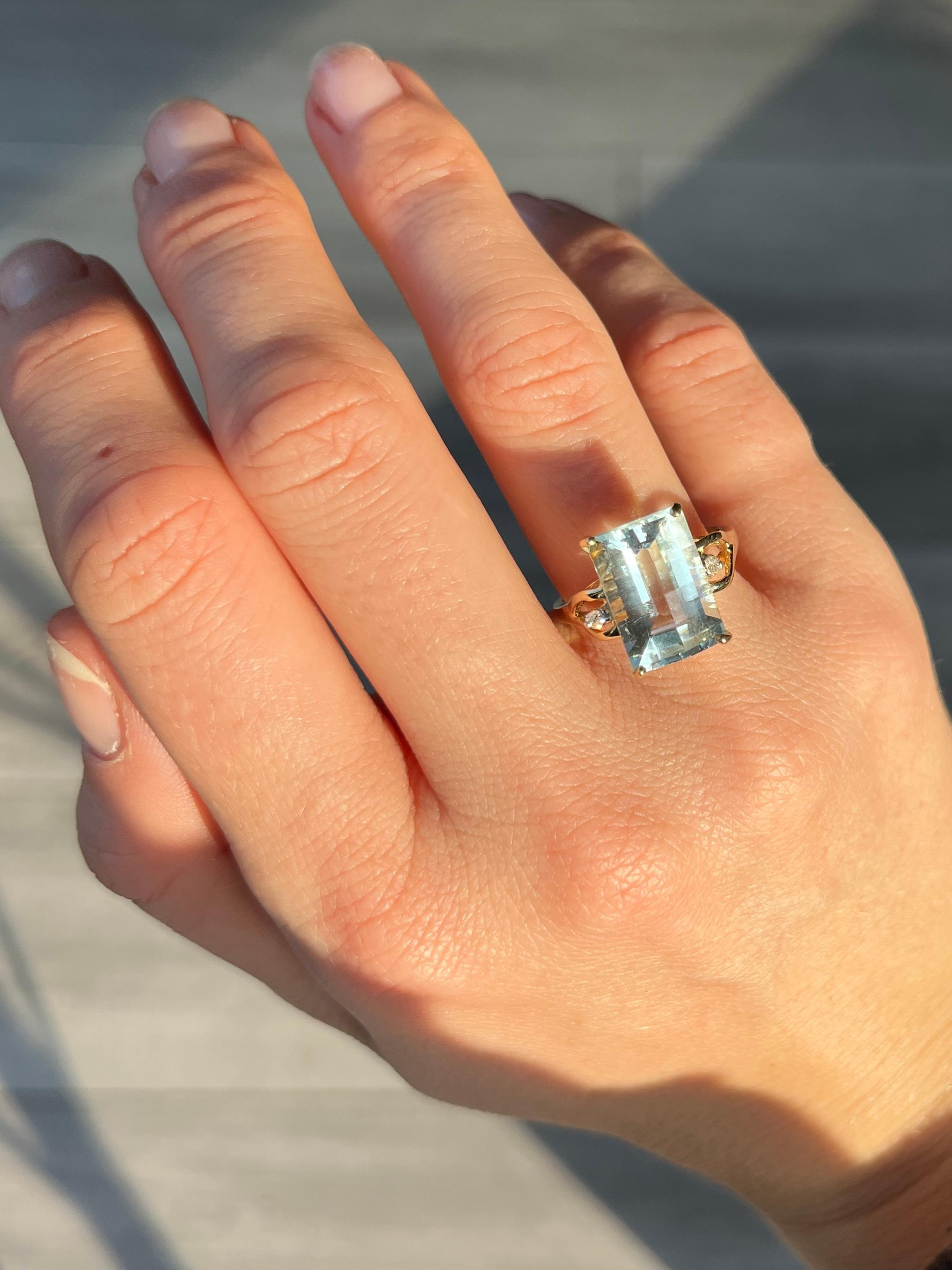 Moderner Ring mit Aquamarin und Diamant aus 14 Karat Gold mit drei Steinen Damen im Angebot