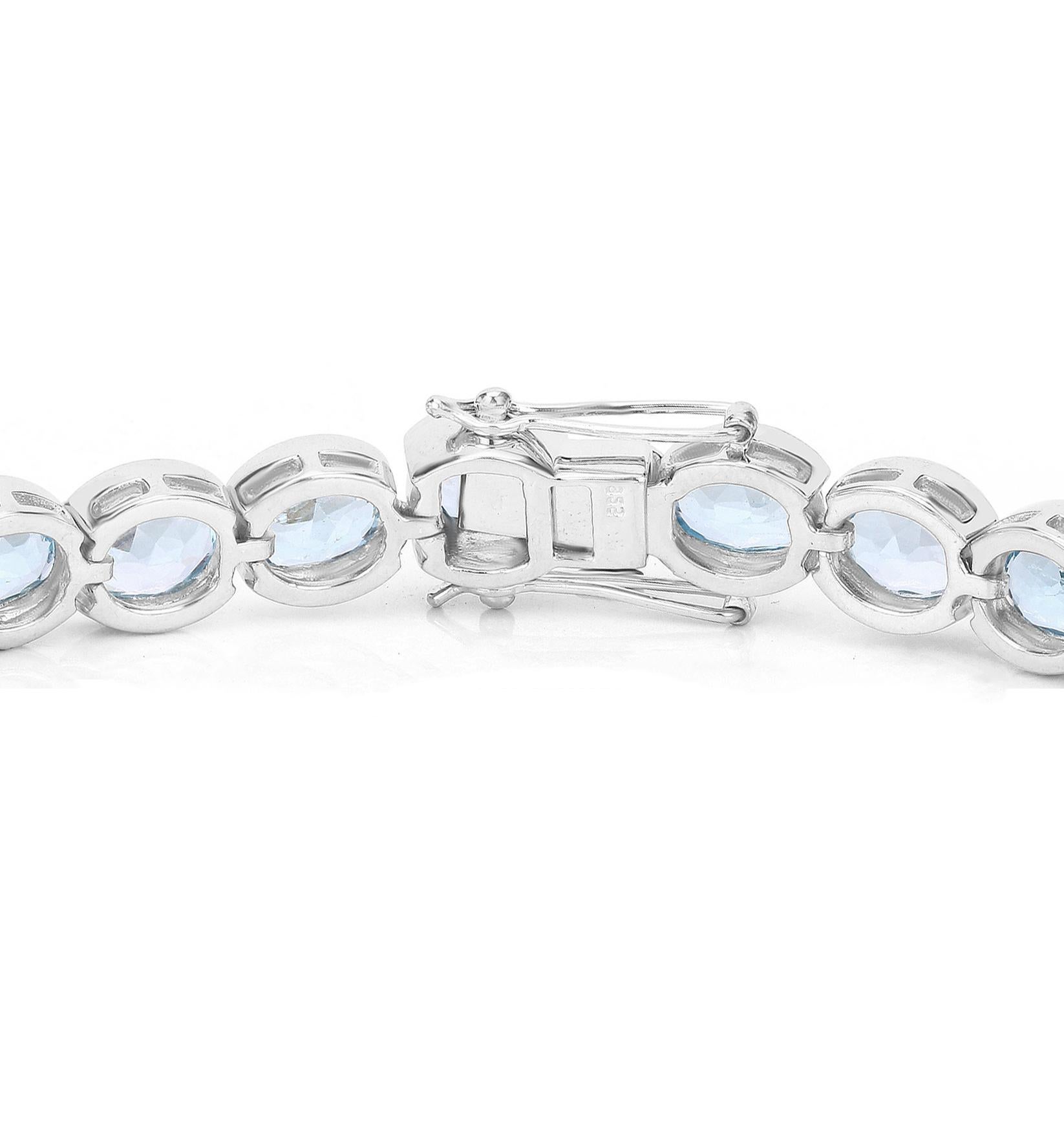 Modern Aquamarine Bracelet Oval Cut 44 Carats Sterling Silver For Sale 1