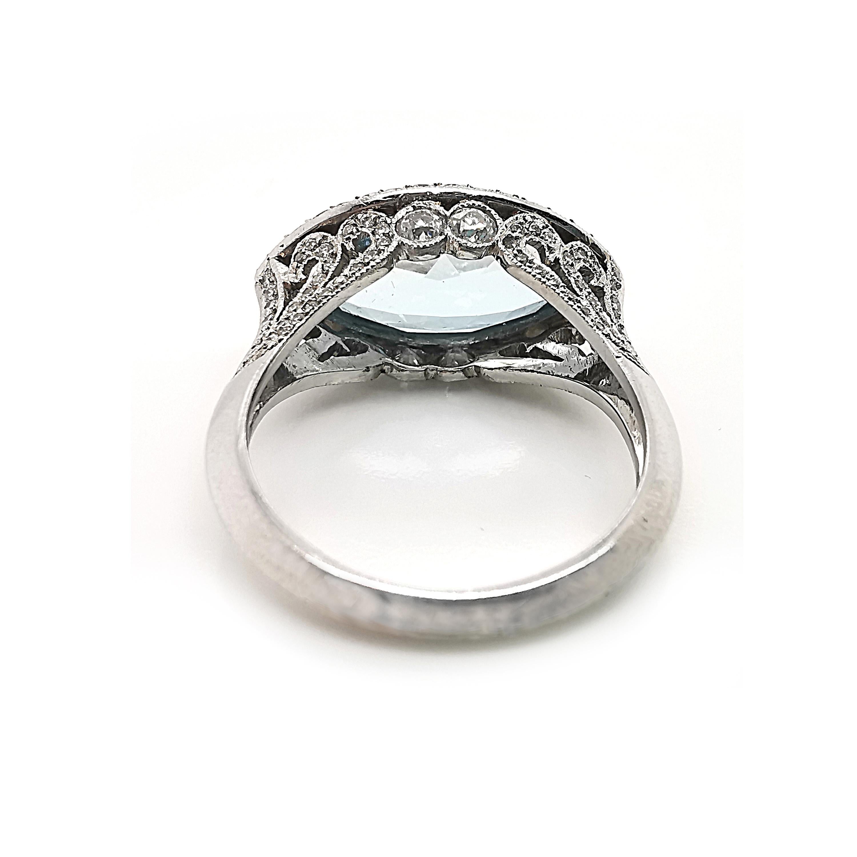 Ein moderner Aquamarin- und Diamantring mit einem Aquamarin im Marquise-Schliff mit einem geschätzten Gewicht von 4,69 ct. in einer Reibeisenfassung mit Kornbesatz aus runden Brillanten, mit dekorativen, mit runden Brillanten besetzten Schultern und