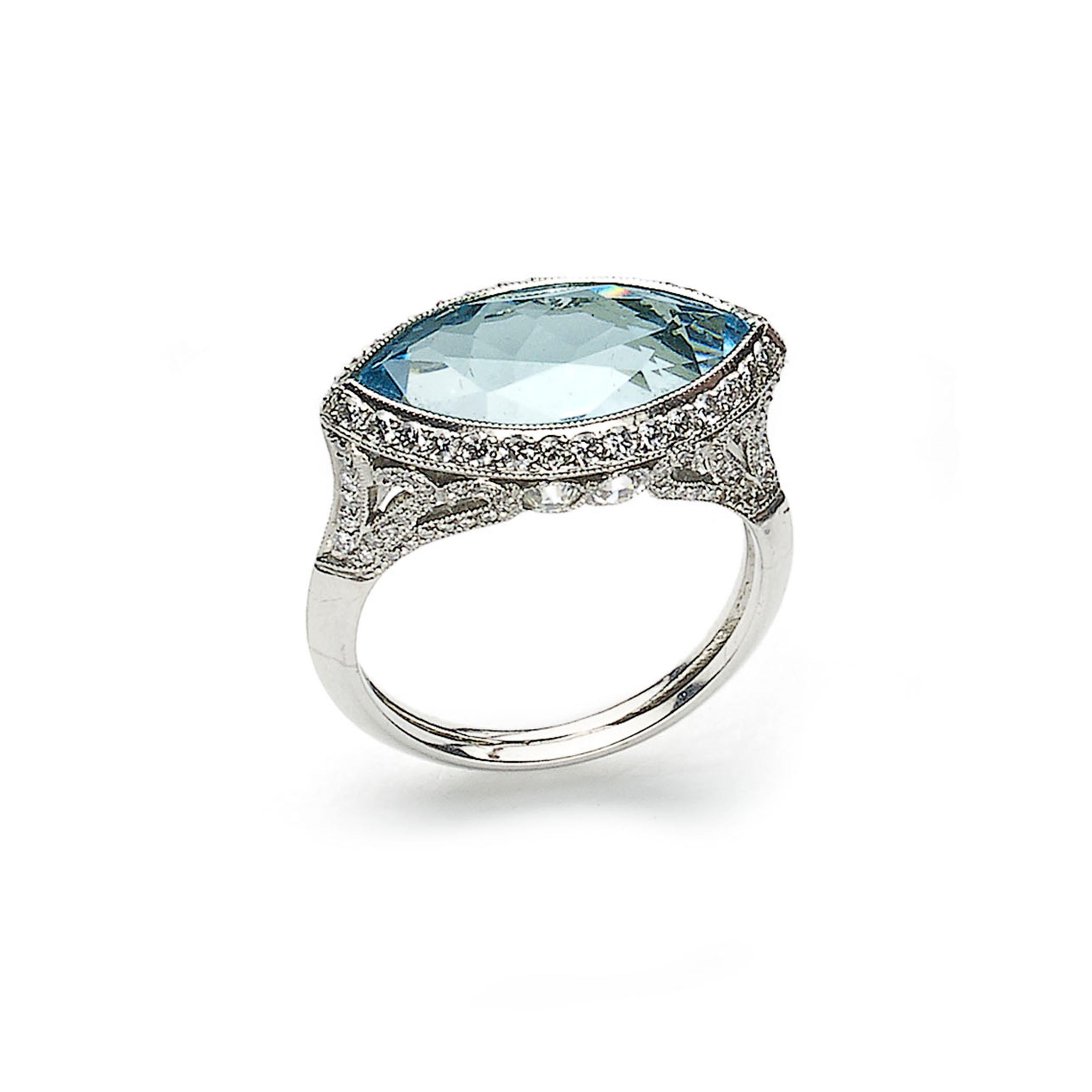 Moderner Cluster-Ring aus Platin mit Aquamarin, Diamant und Platin, 4.69 Karat (Marquiseschliff) im Angebot