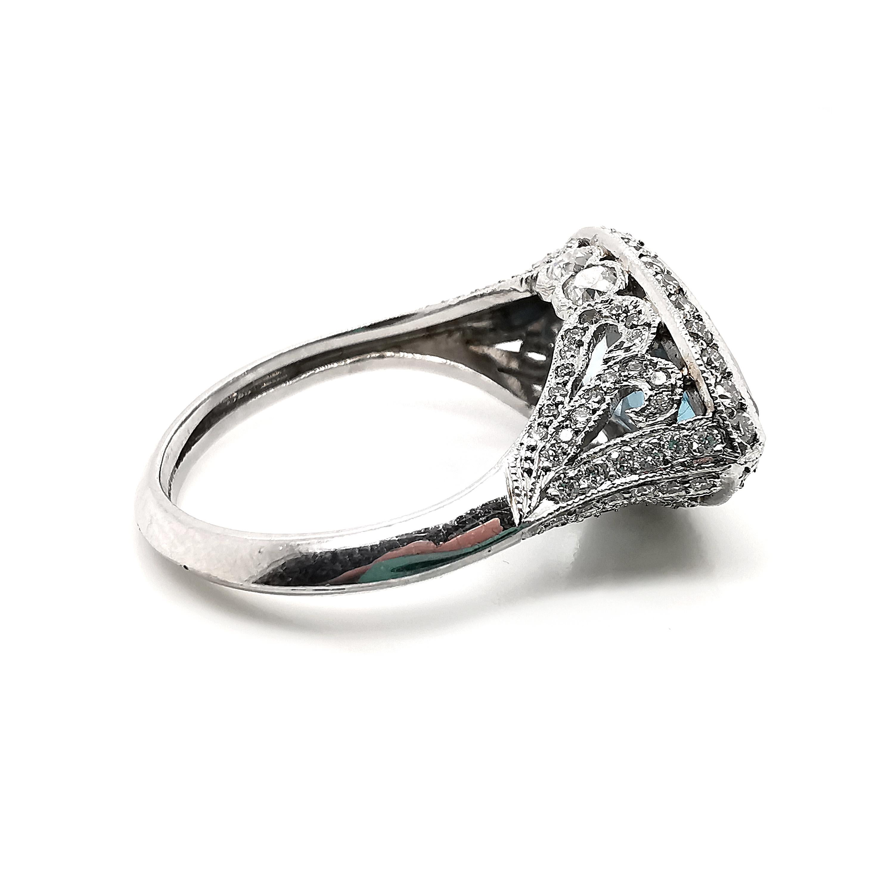 Moderner Cluster-Ring aus Platin mit Aquamarin, Diamant und Platin, 4.69 Karat im Zustand „Hervorragend“ im Angebot in London, GB