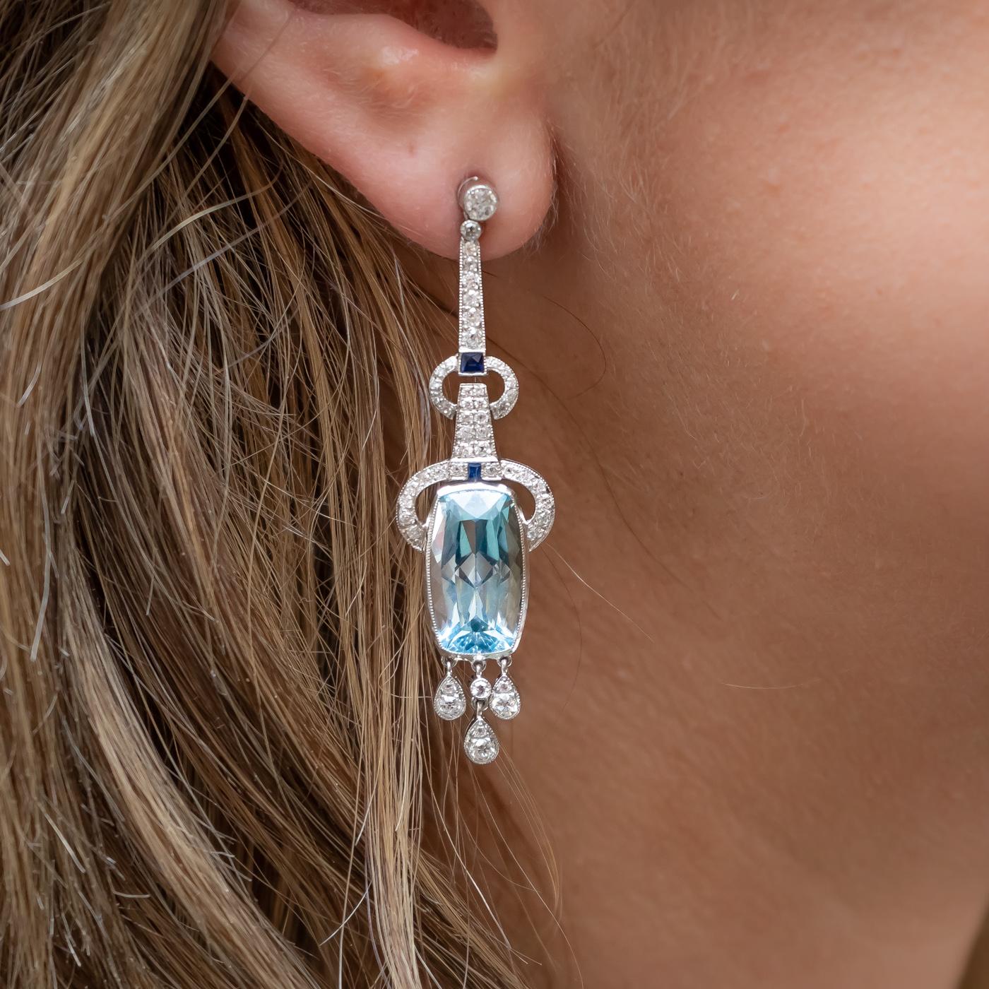 Coppia di orecchini con acquamarine, zaffiri e diamanti, montati in platino, con acquamarine lunghe taglio cuscino, diamanti taglio vecchio e zaffiri taglio calibré. Con montanti e raccordi alfa.