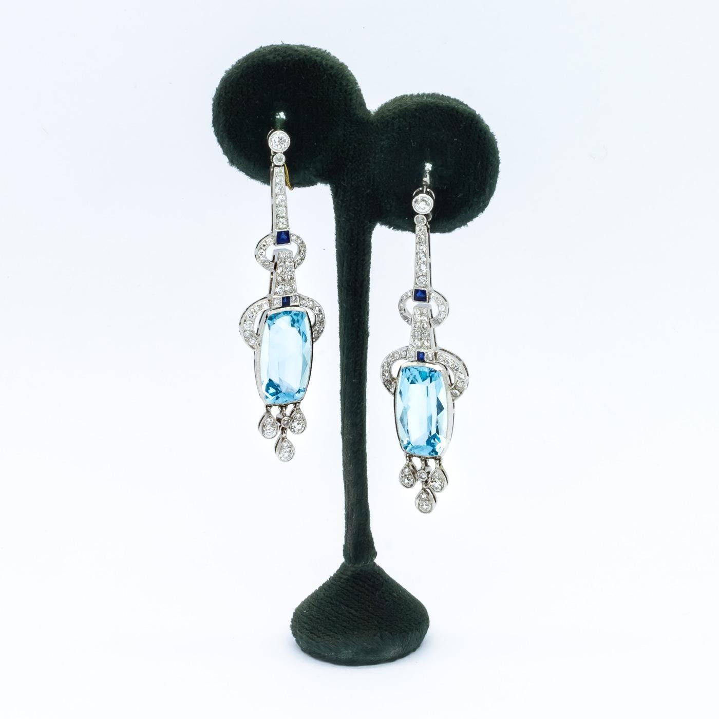 Moderne Ohrringe aus Platin mit Aquamarin, Saphir, Diamant und Platin (Kissenschliff) im Angebot