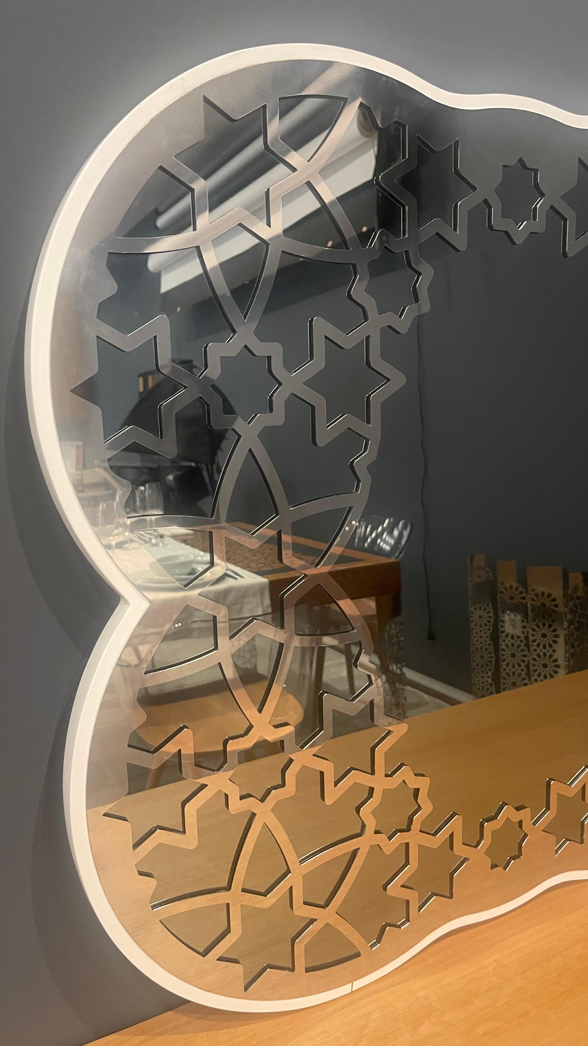 Modern Arabic-Inspired Wall Mirror in Polished Stainless Steel & White Lacquer In New Condition For Sale In Vila Nova Famalicão, PT