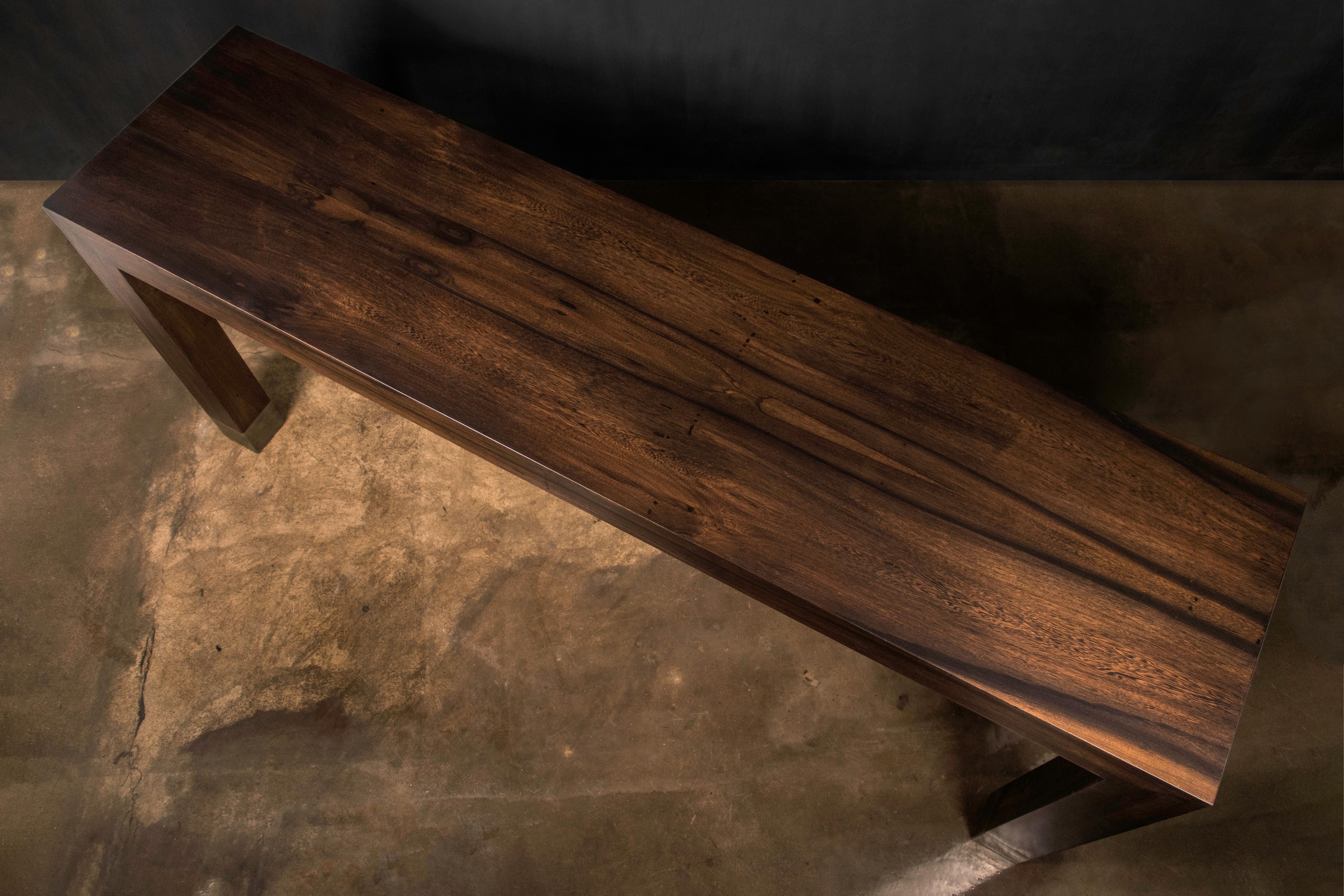 Travail du bois Table console moderne argentine en bois de rose avec sabots en bronze par Costantini, Dino en vente