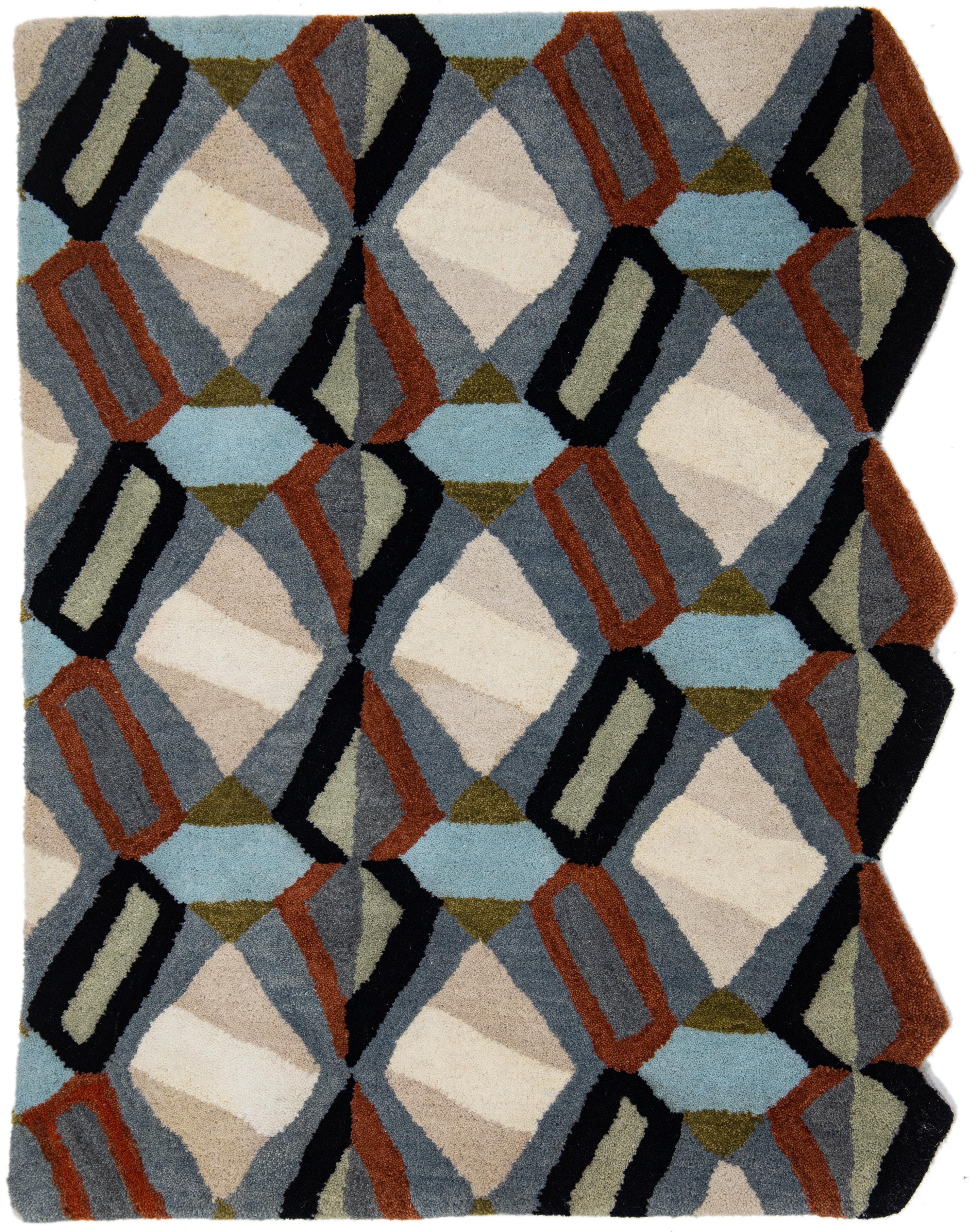 Moderner Arletty maßgefertigter Wollteppich mit geometrischem Muster von Apadana im Angebot 3