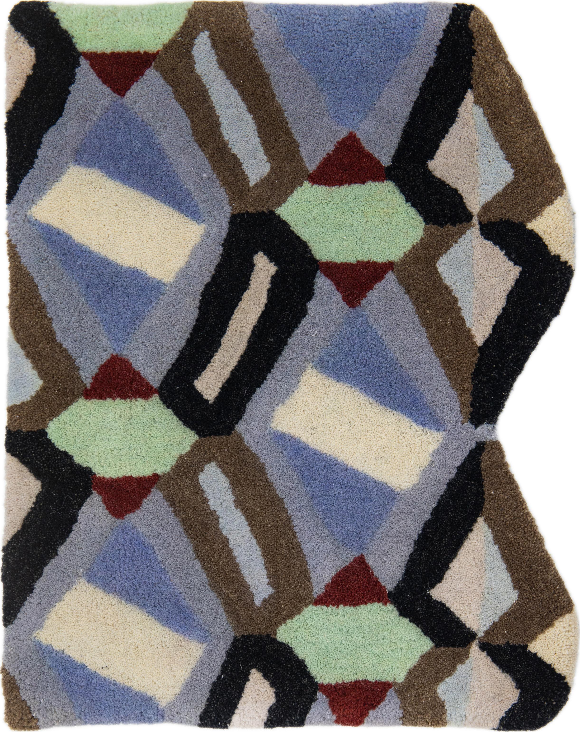 Moderner Arletty maßgefertigter Wollteppich mit geometrischem Muster von Apadana im Angebot 6