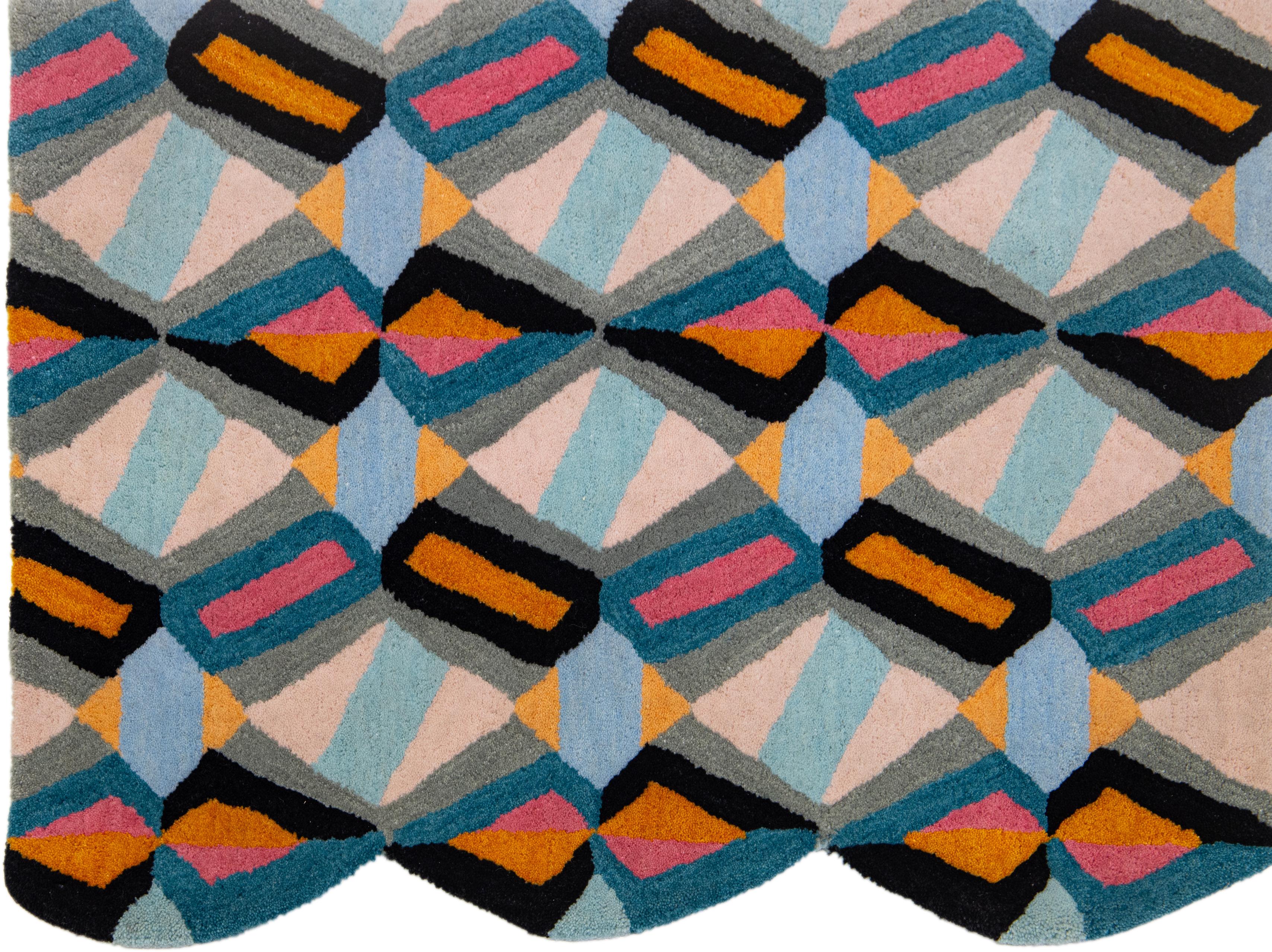 Moderner Arletty maßgefertigter Wollteppich mit geometrischem Muster von Apadana im Angebot 9