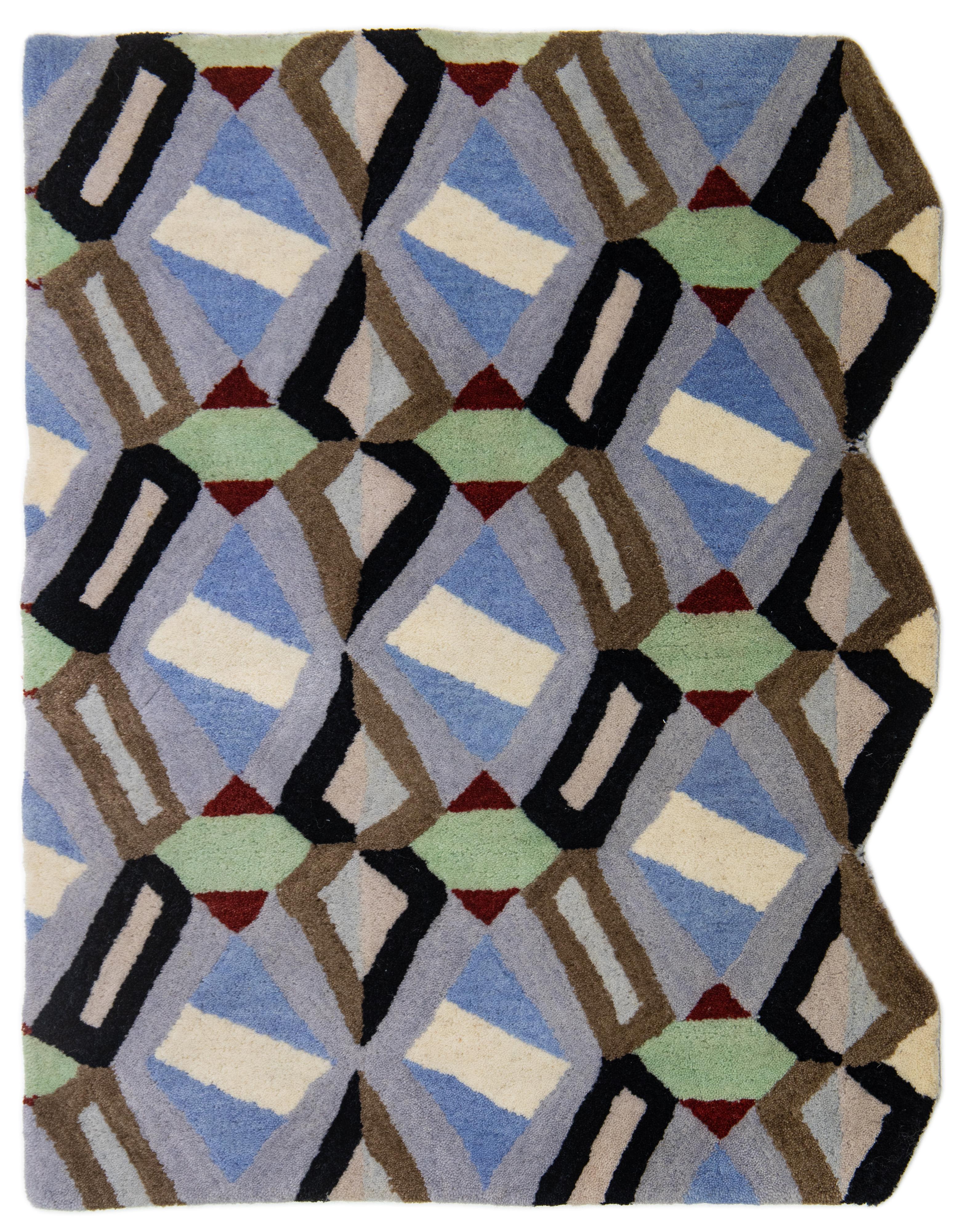 Moderner Arletty maßgefertigter Wollteppich mit geometrischem Muster von Apadana im Angebot 10