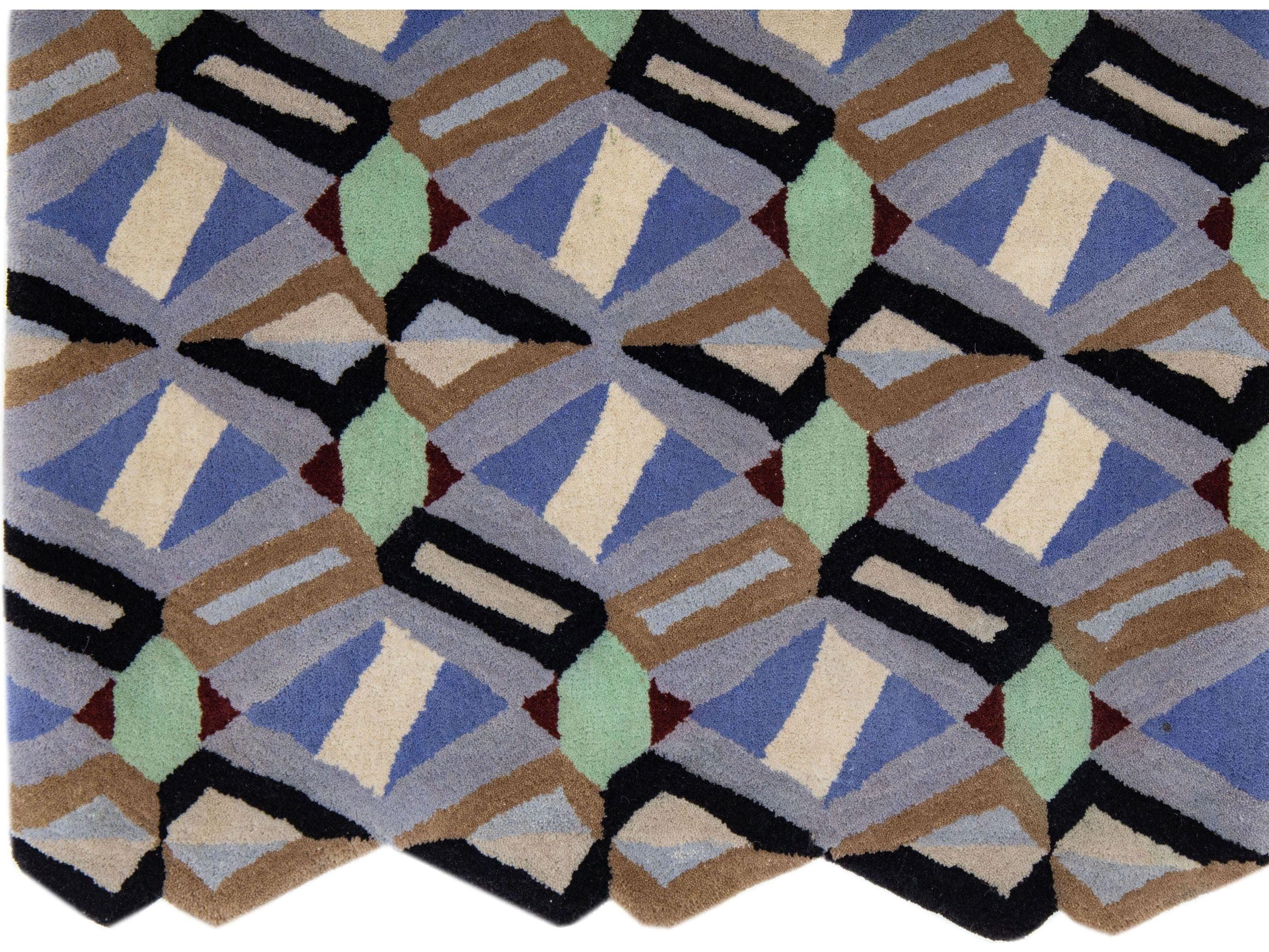 Moderner Arletty maßgefertigter Wollteppich mit geometrischem Muster von Apadana (Handgeknüpft) im Angebot