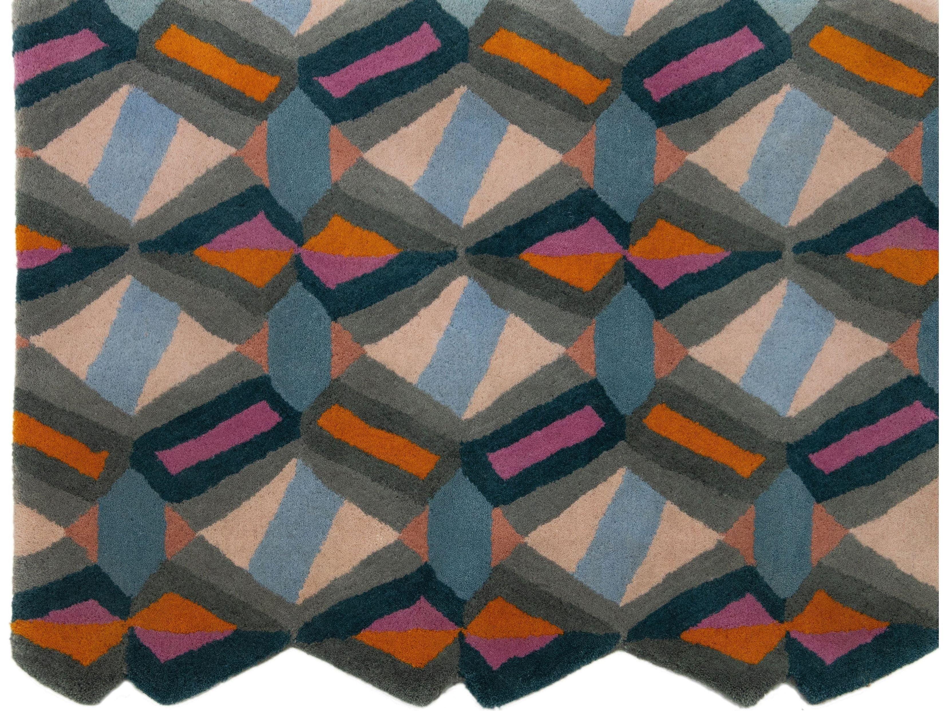 Moderner Arletty maßgefertigter Wollteppich mit geometrischem Muster von Apadana im Zustand „Neu“ im Angebot in Norwalk, CT