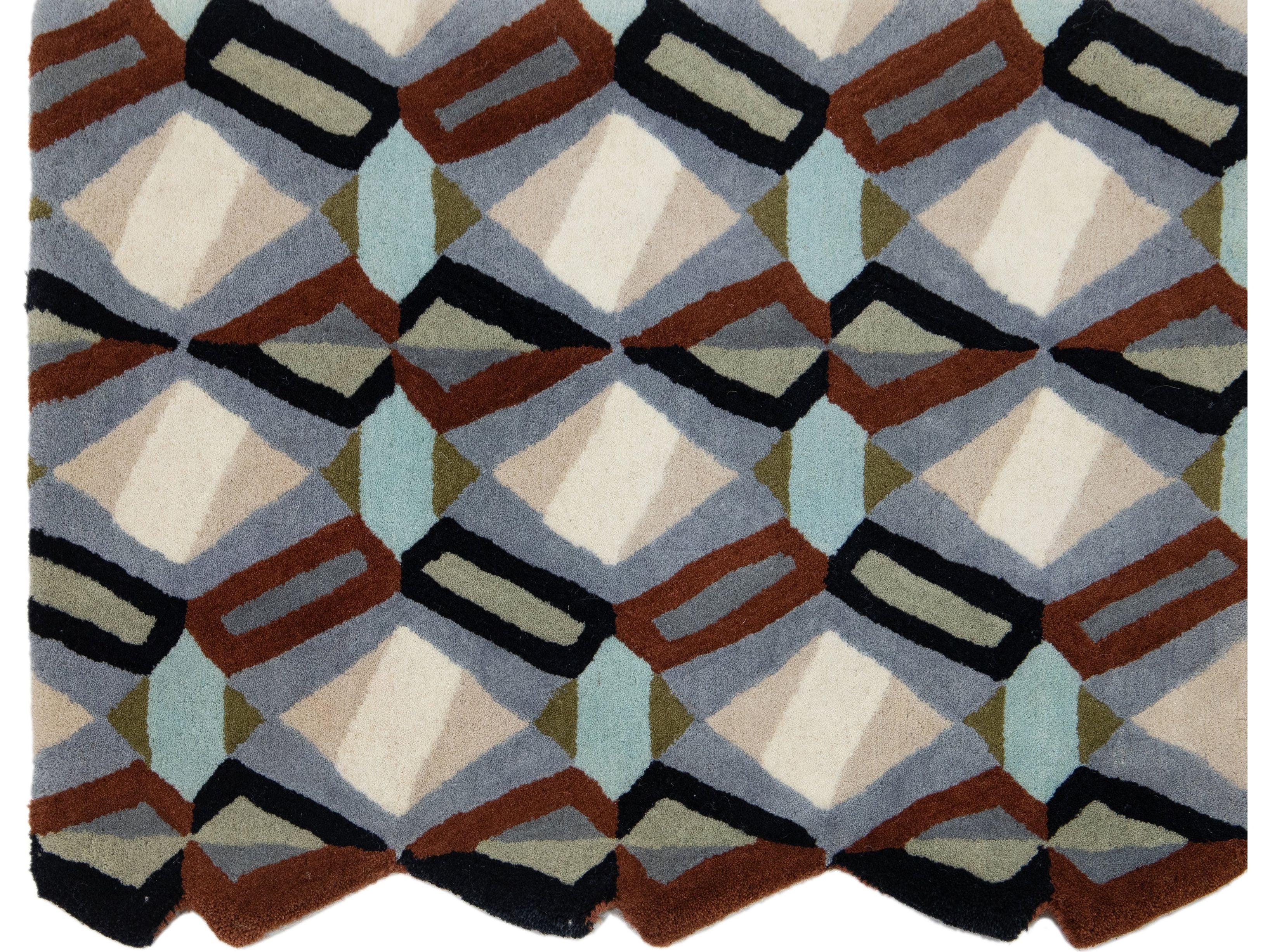 Moderner Arletty maßgefertigter Wollteppich mit geometrischem Muster von Apadana im Zustand „Neu“ im Angebot in Norwalk, CT