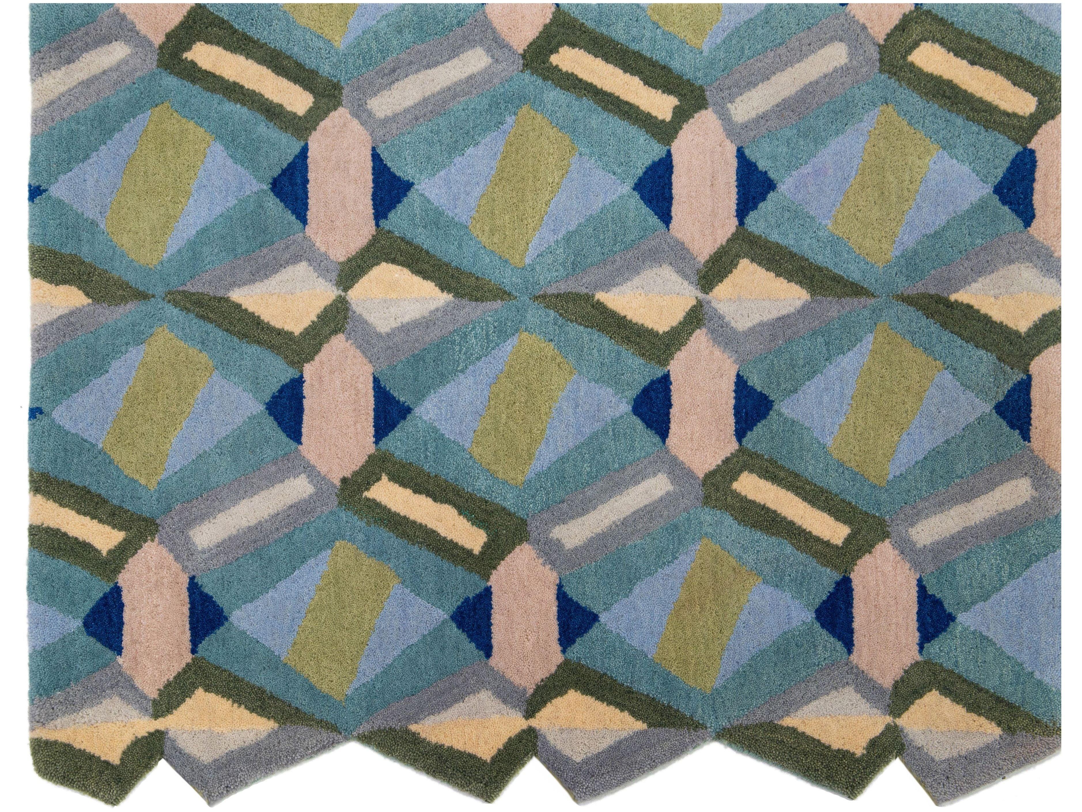 Moderner Arletty maßgefertigter Wollteppich mit geometrischem Muster von Apadana (21. Jahrhundert und zeitgenössisch) im Angebot