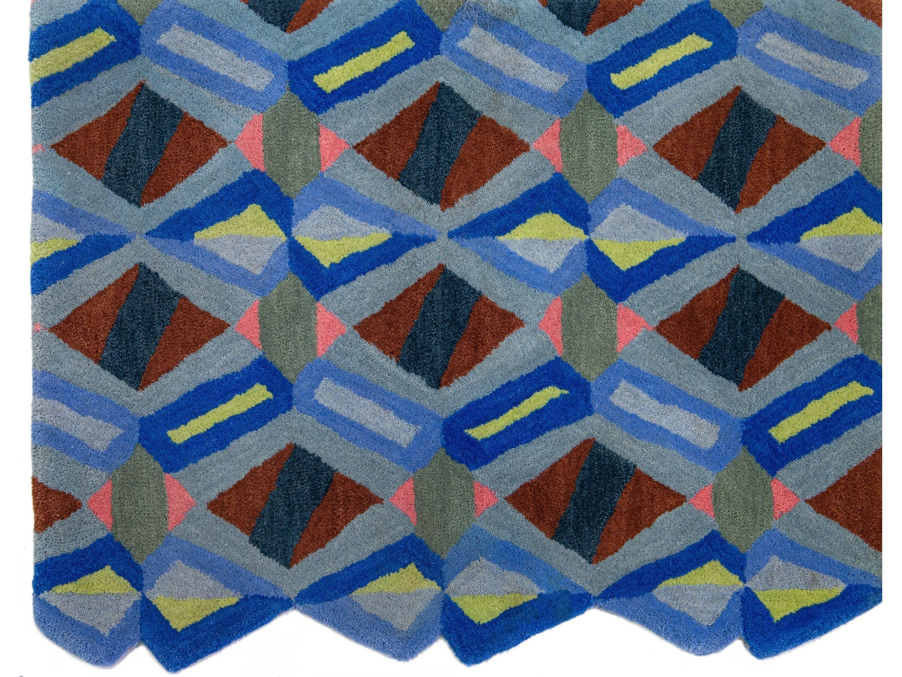 Moderner Arletty maßgefertigter Wollteppich mit geometrischem Muster von Apadana (Wolle) im Angebot