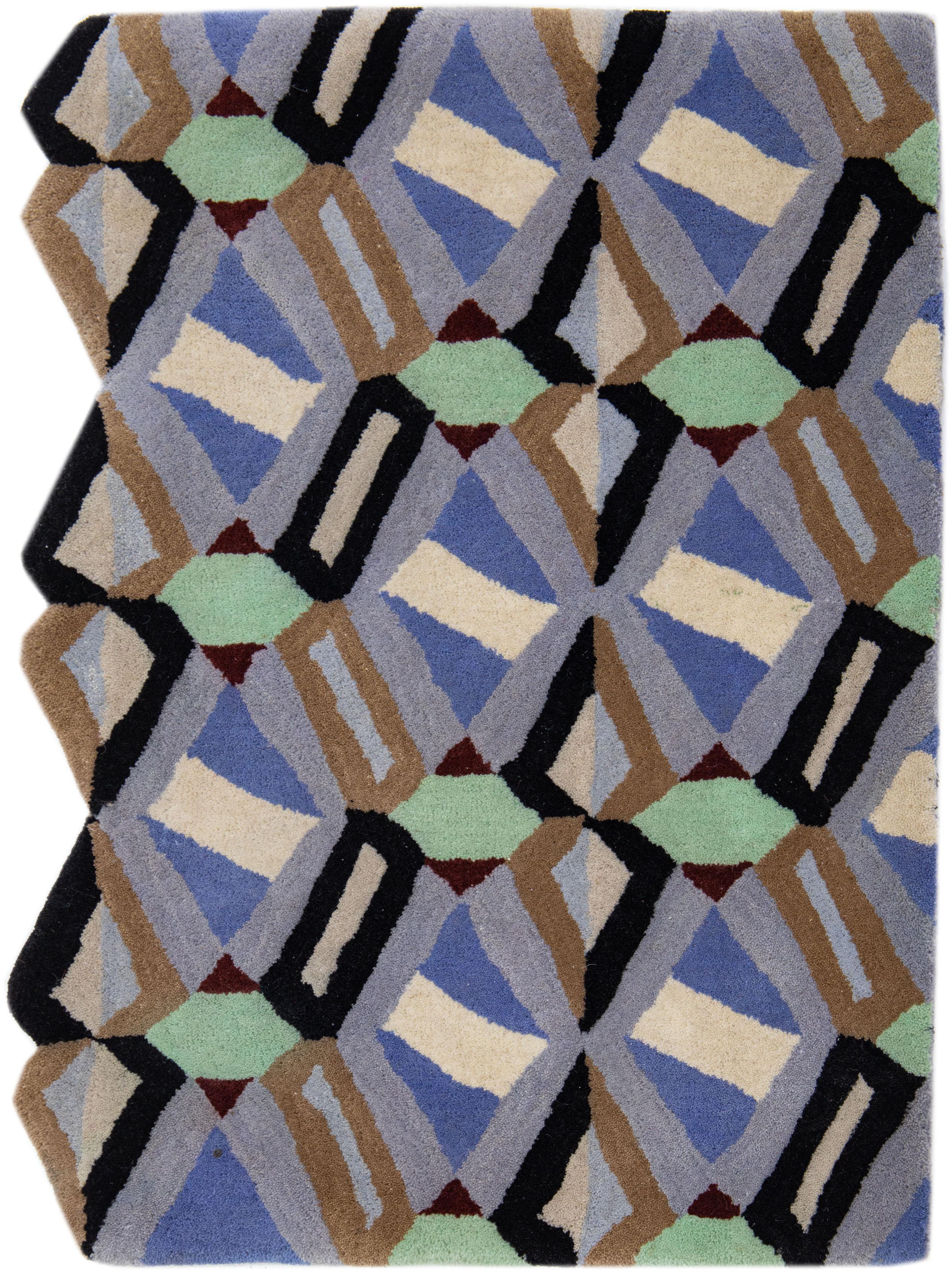 Moderner Arletty maßgefertigter Wollteppich mit geometrischem Muster von Apadana im Angebot 1