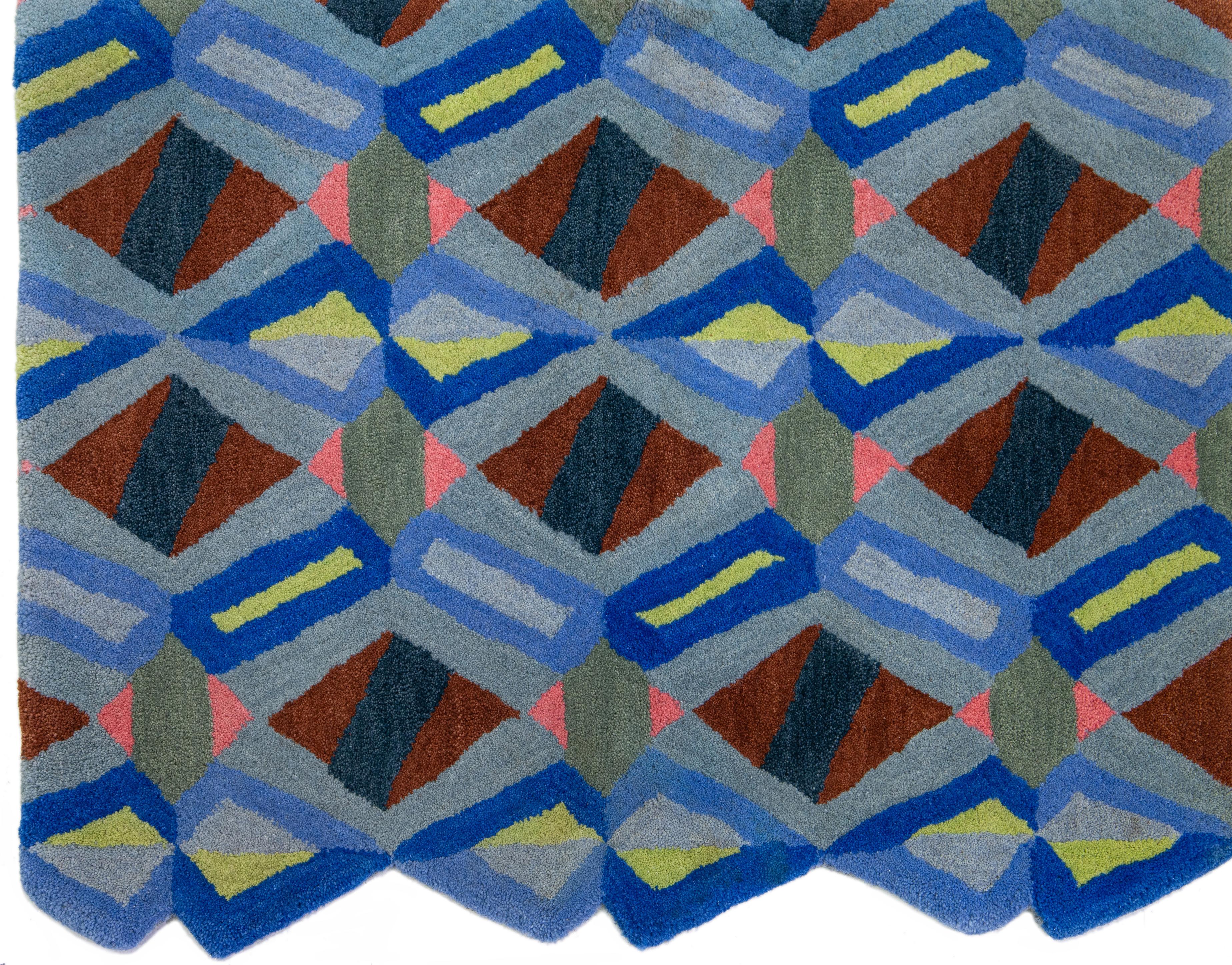 Moderner Arletty maßgefertigter Wollteppich mit geometrischem Muster von Apadana im Angebot 2