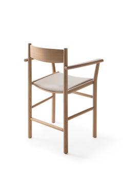 Fauteuil moderne « AKADEMIA » par Wesley Walters et Salla Luhtasela, tissu/chêne clair