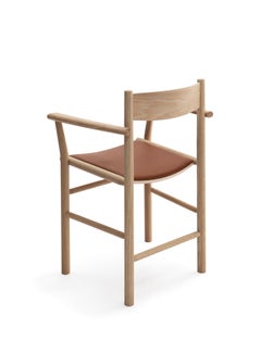 Fauteuil moderne « AKADEMIA » par Wesley Walters et Salla Luhtasela – Cuir/chêne clair