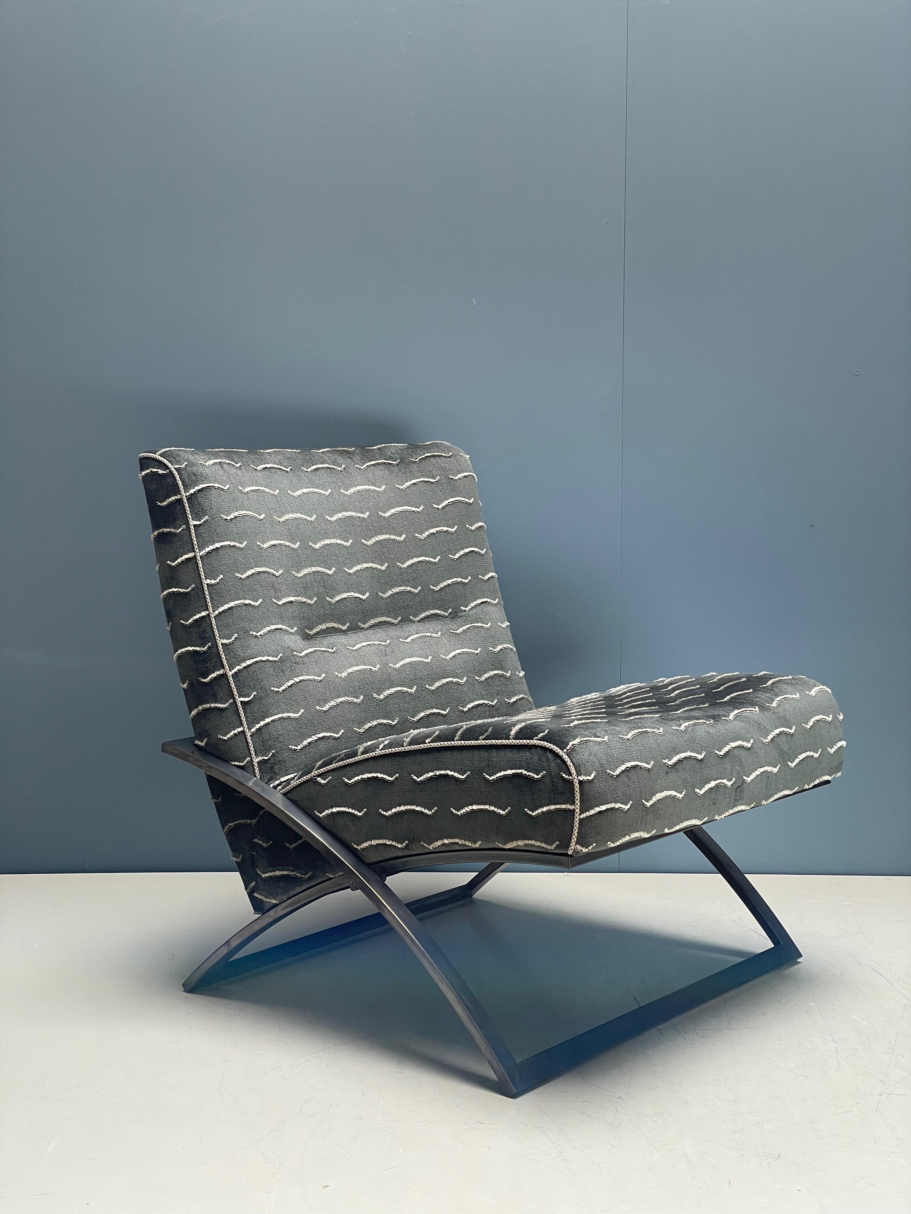 The Mid-Century Modern Wave S11 armchair was designed by Peter Ghyczy in 2016 and hand-crafted in the Ghyczy atelier in the South of the Netherlands. The Wave S11 armchair features an ergonomic and dynamic frame composed of aged brass tubing and a