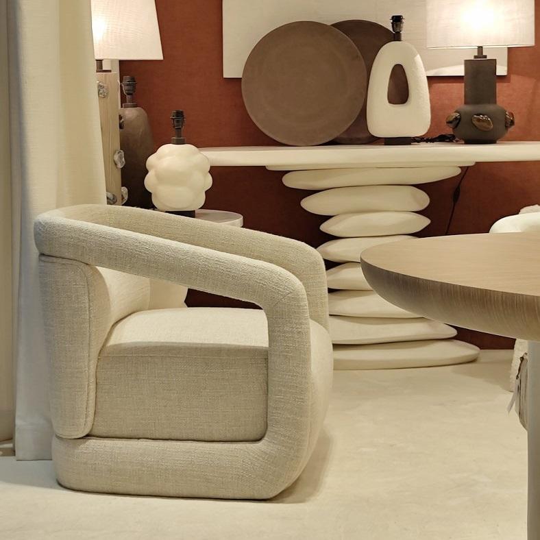 Moderner Sessel mit markantem Design, komplett mit Samt gepolstert im Zustand „Neu“ im Angebot in NEW YORK, NY