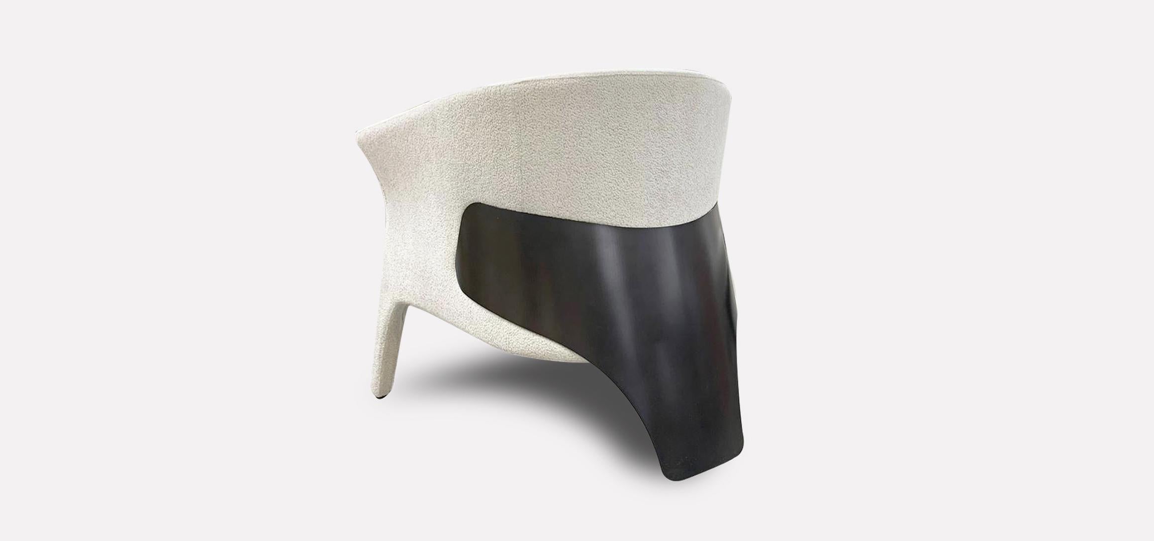 Der Sessel Mille ist ein dreibeiniger Sessel, der die Weichheit und Wärme der mehrschichtigen Schaumstoffpolsterung mit der Stabilität und Noblesse von Metall verbindet. Eine leicht geneigte, üppige Sitzschale sorgt für den richtigen Komfort,