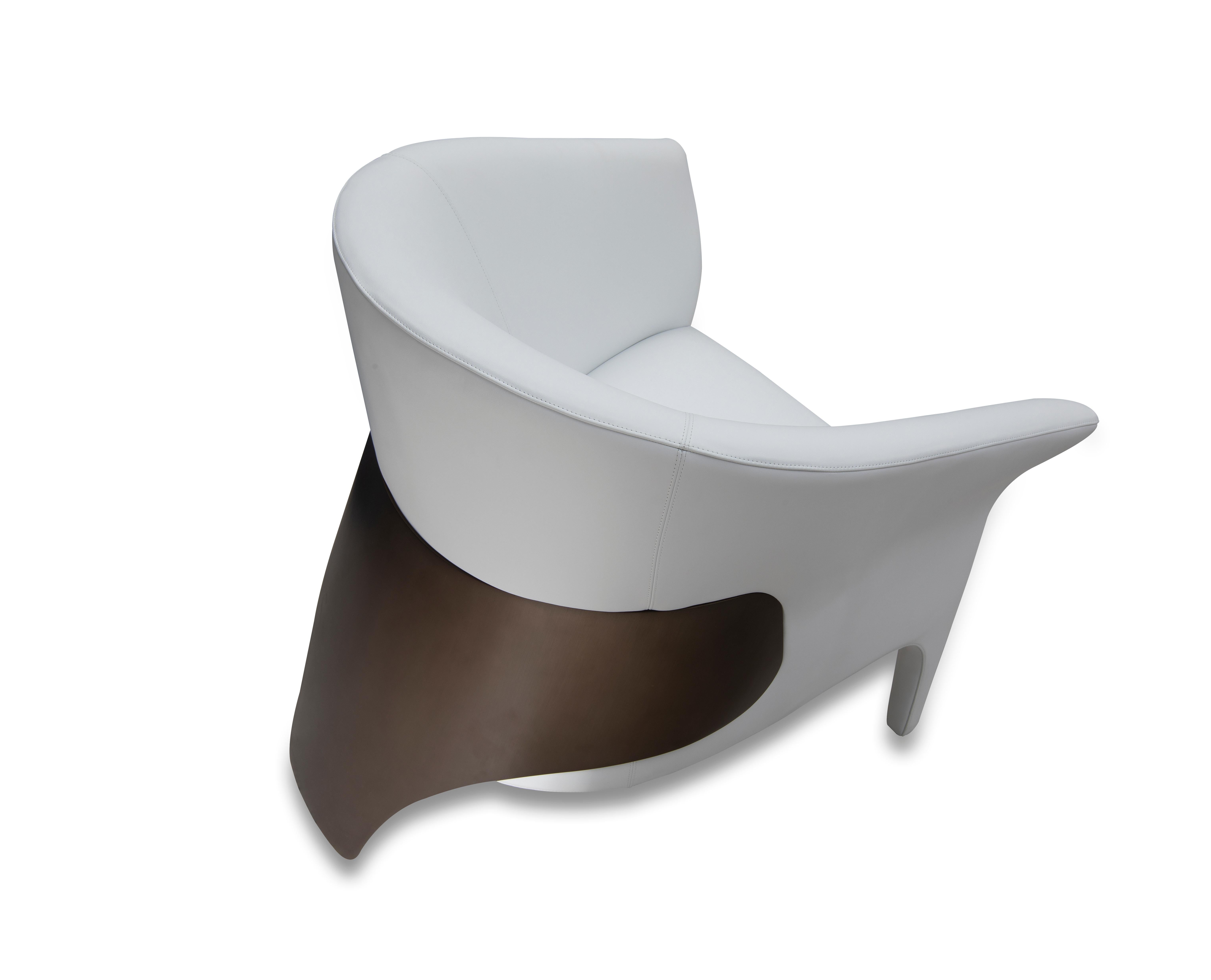 Moderner moderner Sessel mit geschwungenem Metallbein, Rotguss im Angebot 1