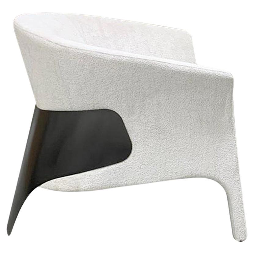 Moderner moderner Sessel mit geschwungenem Metallbein, Rotguss
