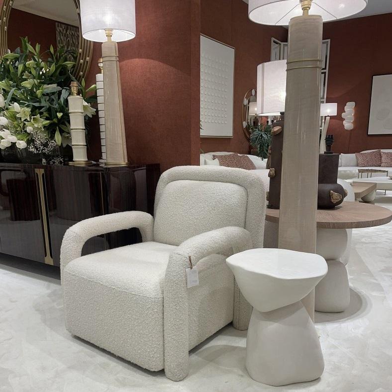 Fait main Fauteuil moderne avec accoudoirs tubulaires et tapisserie en bouclé Blush Nude en vente