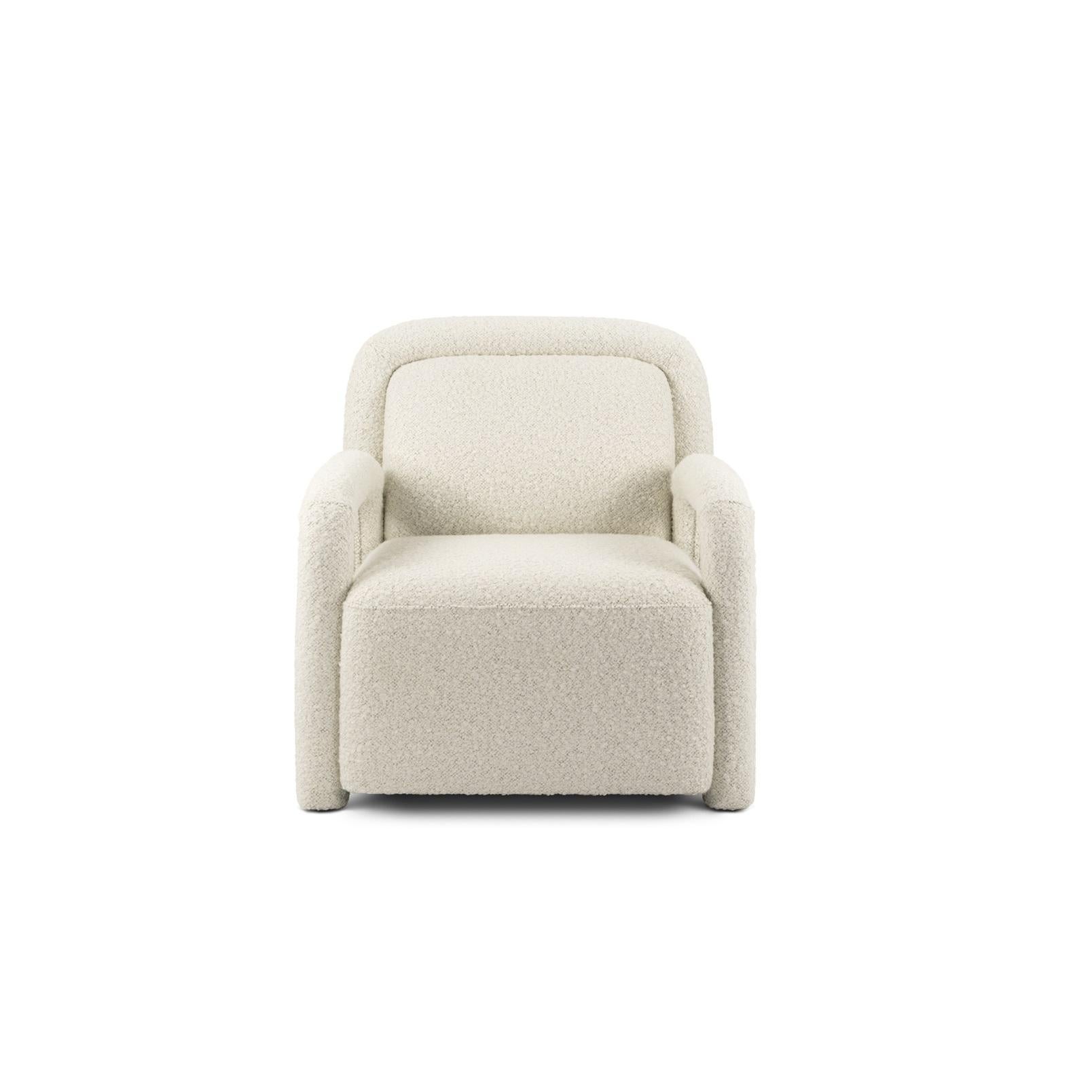 Dieser zeitgenössische Sessel ist eine Studie in anmutigen Linien und durchdachtem Design. Die gepolsterte Sitzfläche und Rückenlehne bieten einen bequemen und einladenden Platz zum Entspannen. Das markanteste Element sind die eleganten,