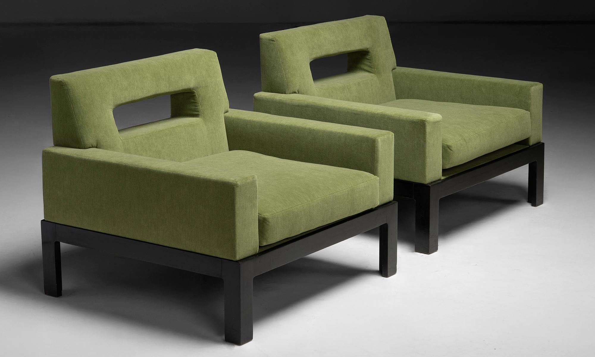 Fauteuils modernes en laine mélangée

Italie, 1980

Fauteuils bas sur des châssis peints en noir, nouvellement tapissés en laine mélangée par Holland & Sherry.

33,25 