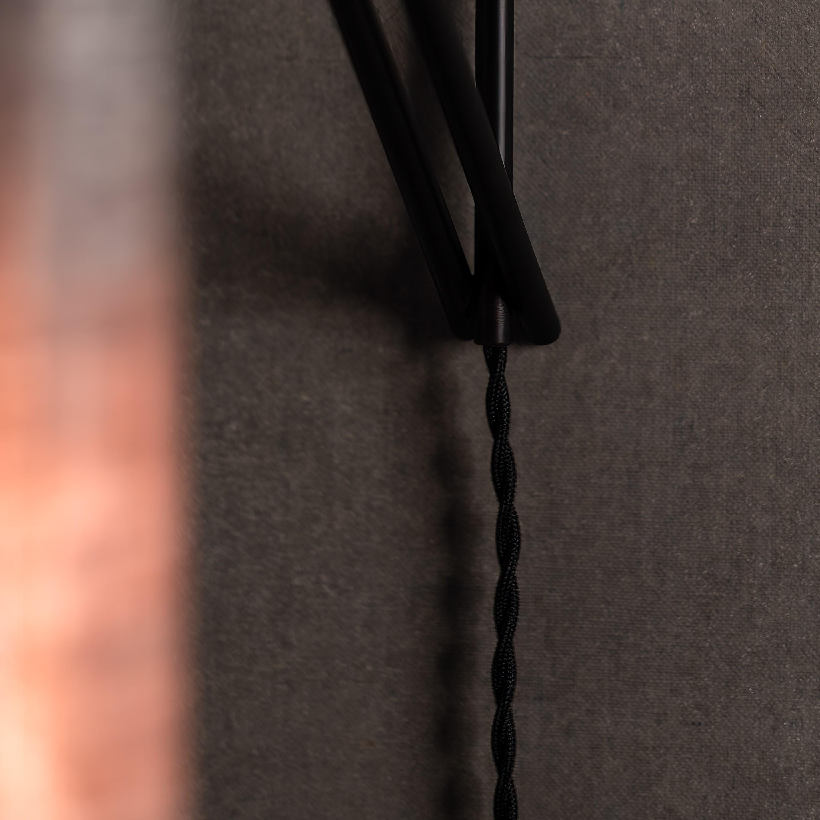 Studio A moderno con armatura in lino e micarta, ottone annerito, plug-in, Studio Mutuus in vendita 2