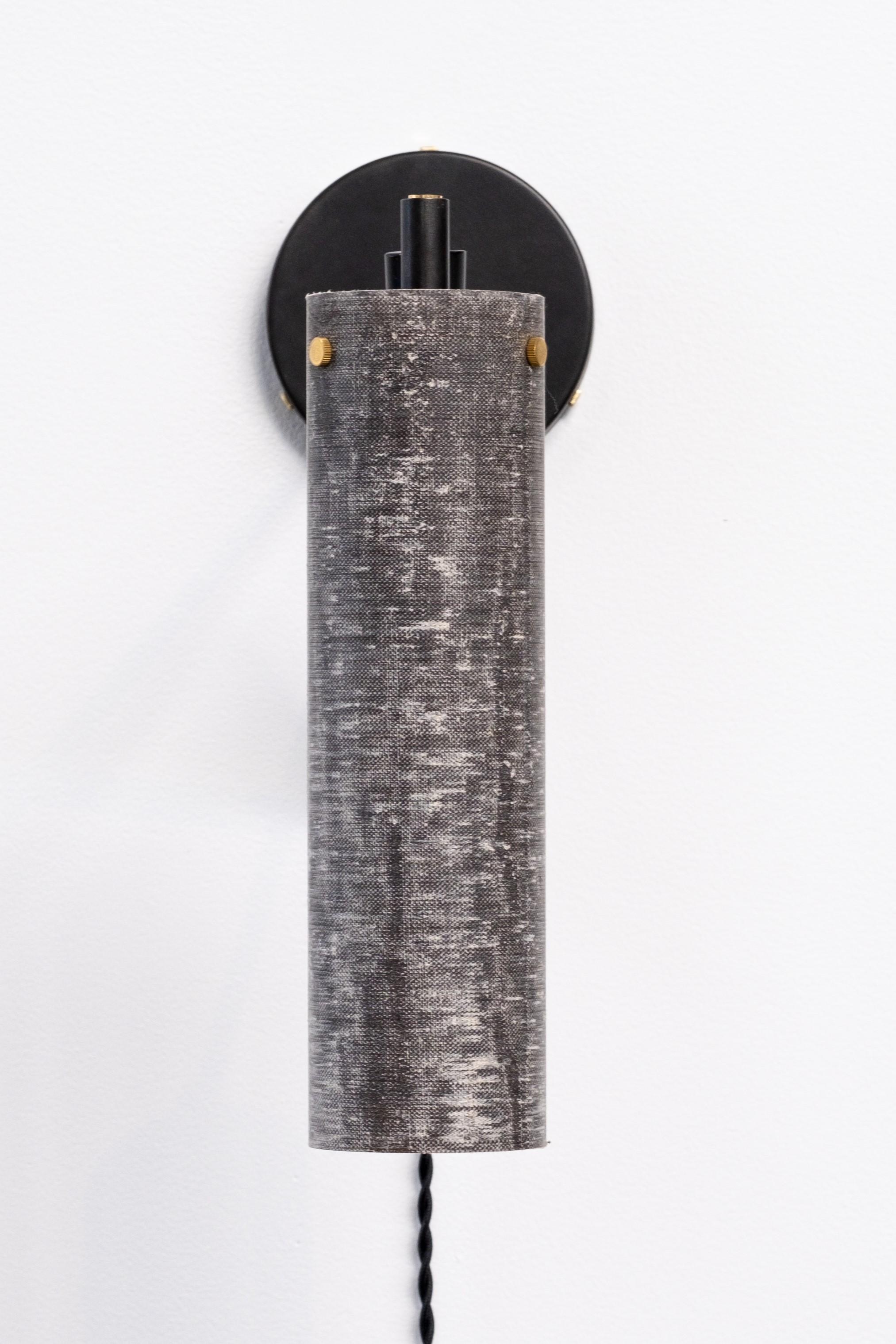 Moderno Studio A moderno con armatura in lino e micarta, ottone annerito, plug-in, Studio Mutuus in vendita